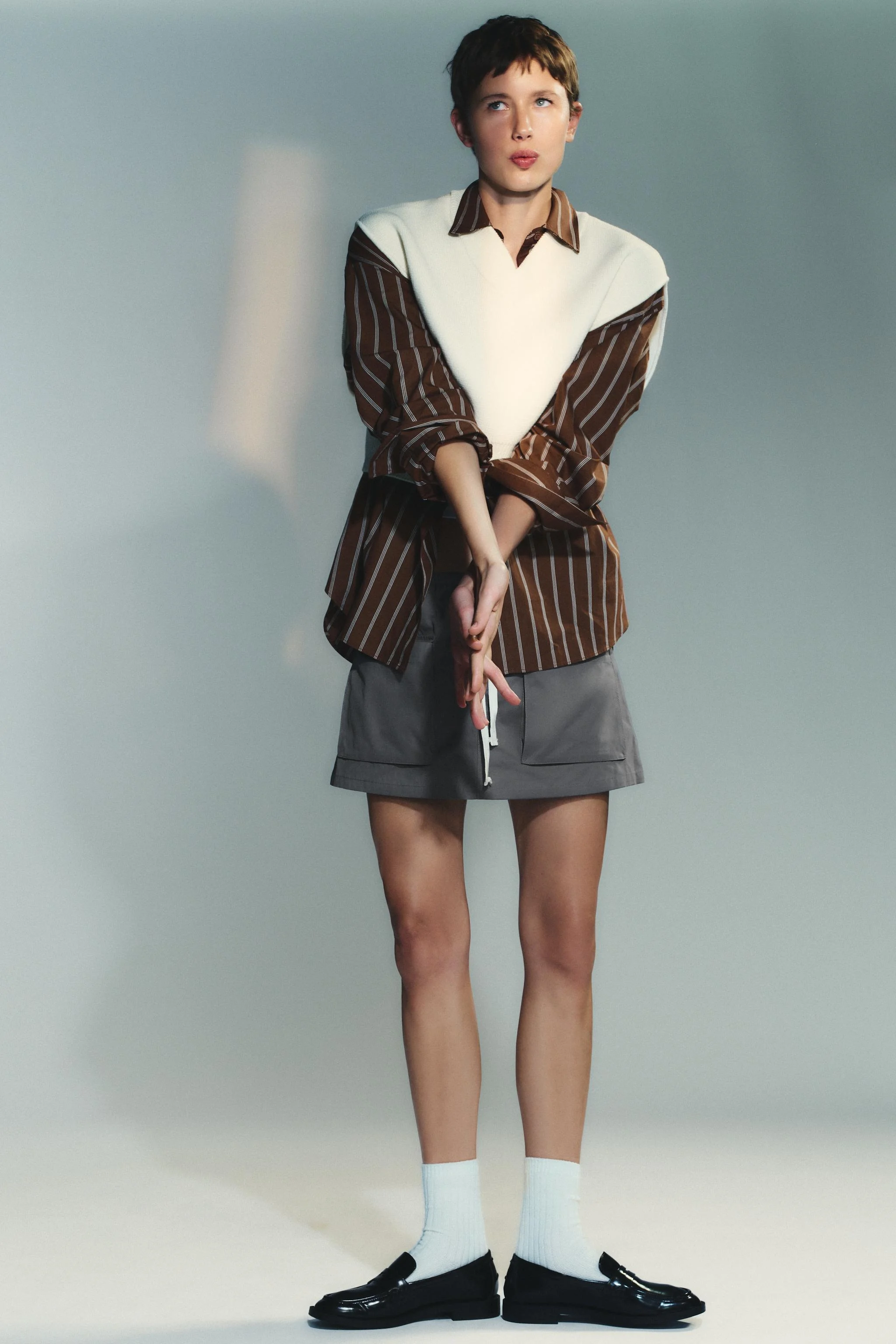 کفش کالج تخت. دارای بند تزیینی در قسمت جلویی و رویه بلند. نوک گرد. ارتفاع زیره: 3 سانتی متر