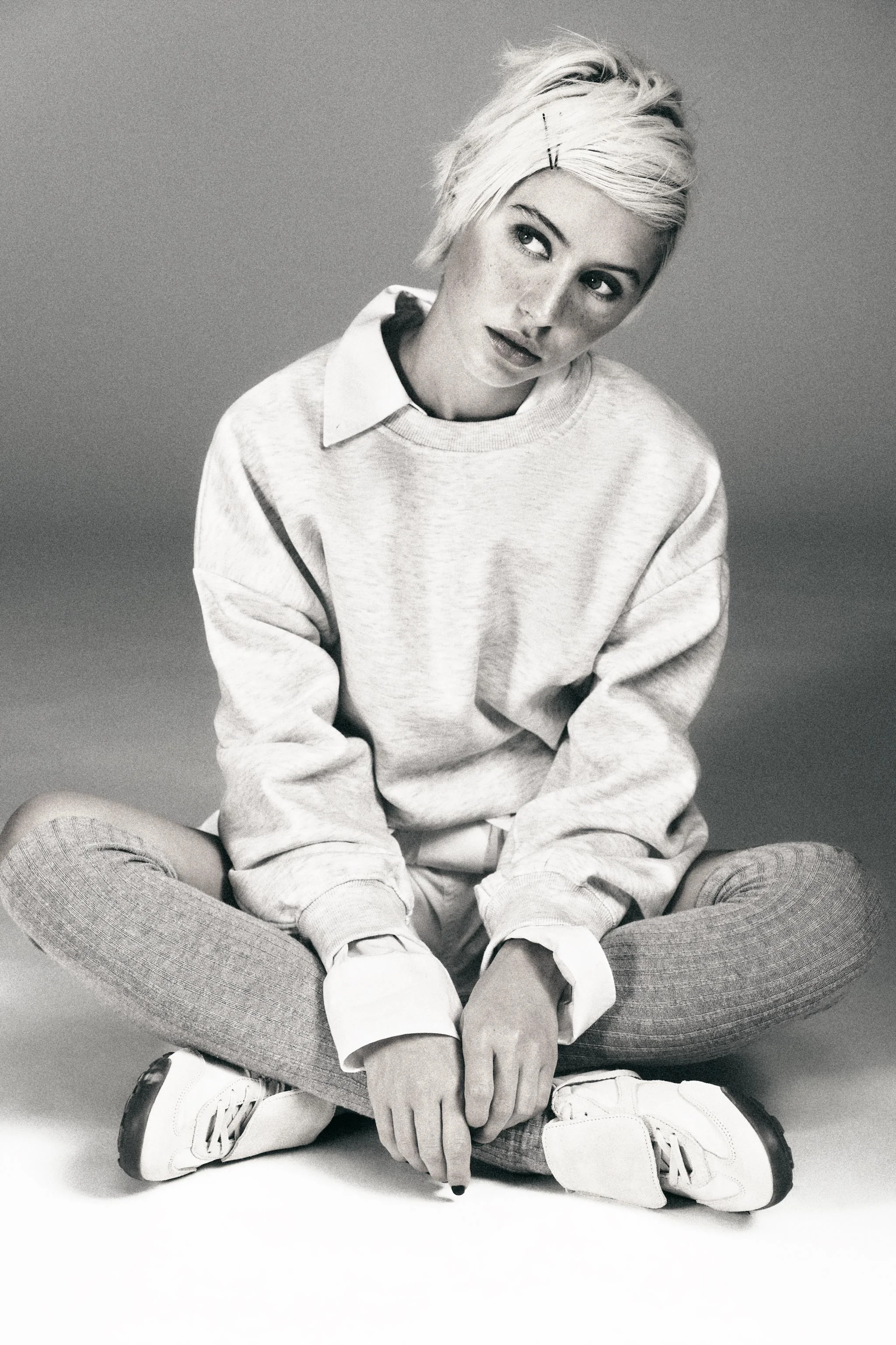 کفش ورزشی با جزئیات زبانه کفش ورزشی با جزئیات زبانه