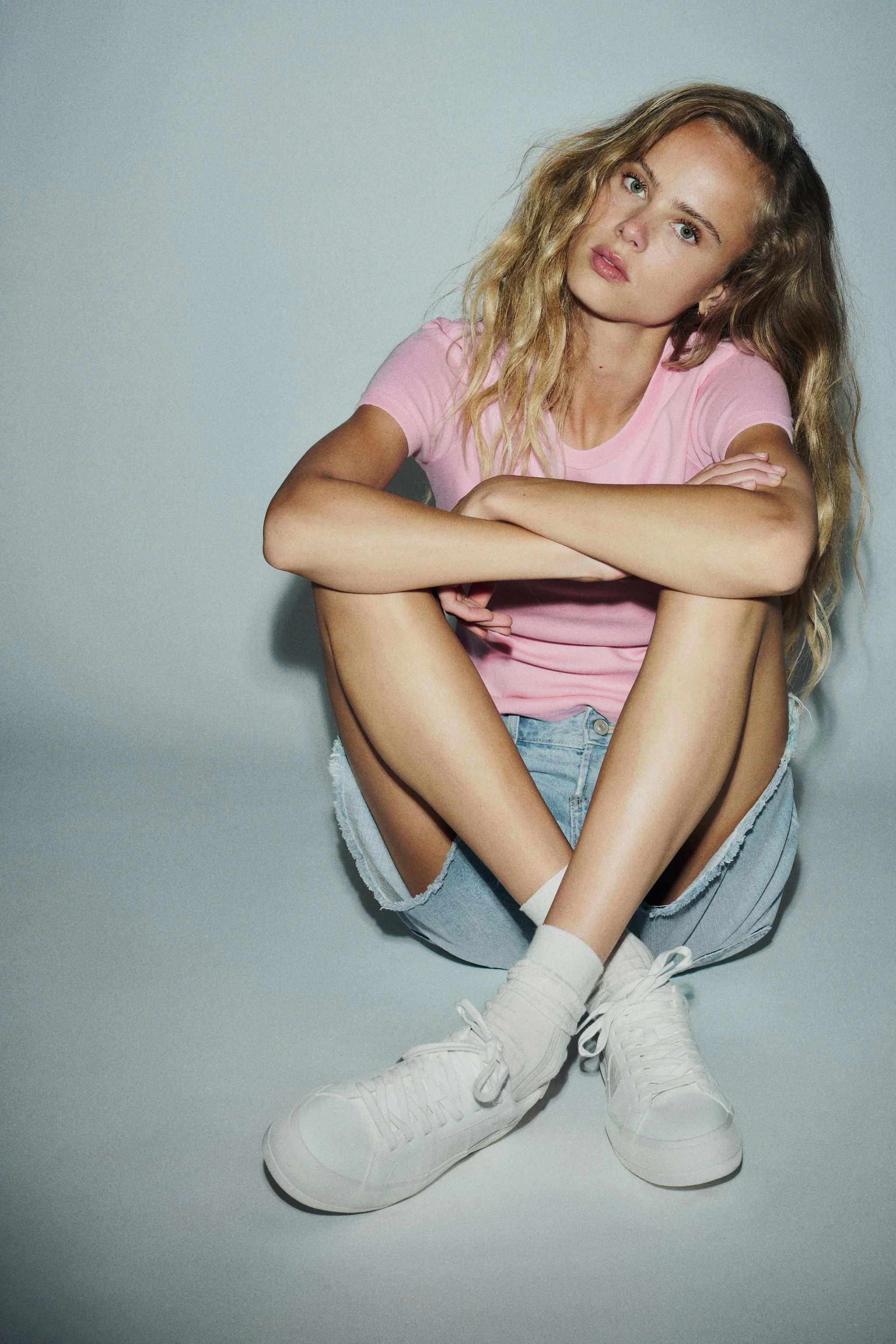 کفش ورزشی با جزئیات دوخت تزئینی کفش ورزشی با جزئیات دوخت تزئینی