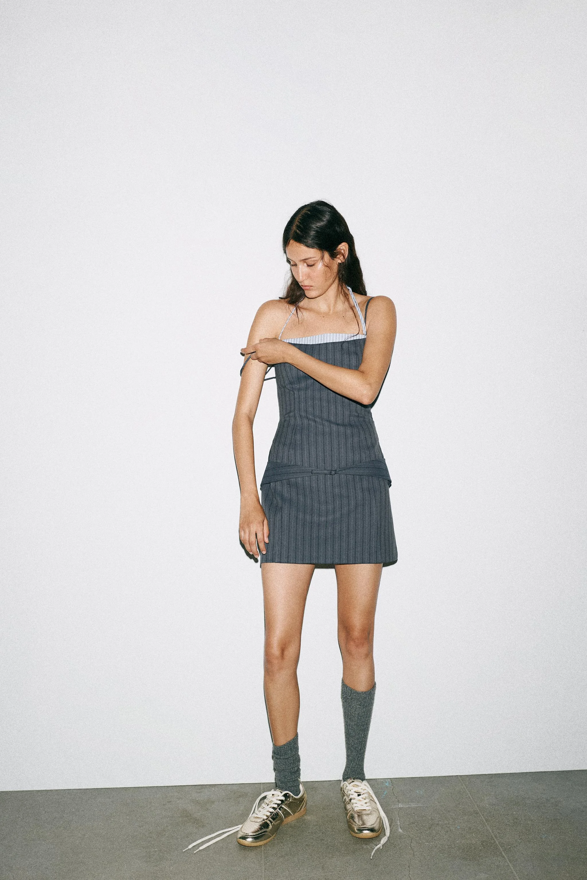 کفش ورزشی با جلوه متالیک. دارای بند. ارتفاع زیره: 2.5 سانتی متر. کفش ورزشی با جلوه متالیک. دارای بند. ارتفاع زیره: 2.5 سانتی متر.