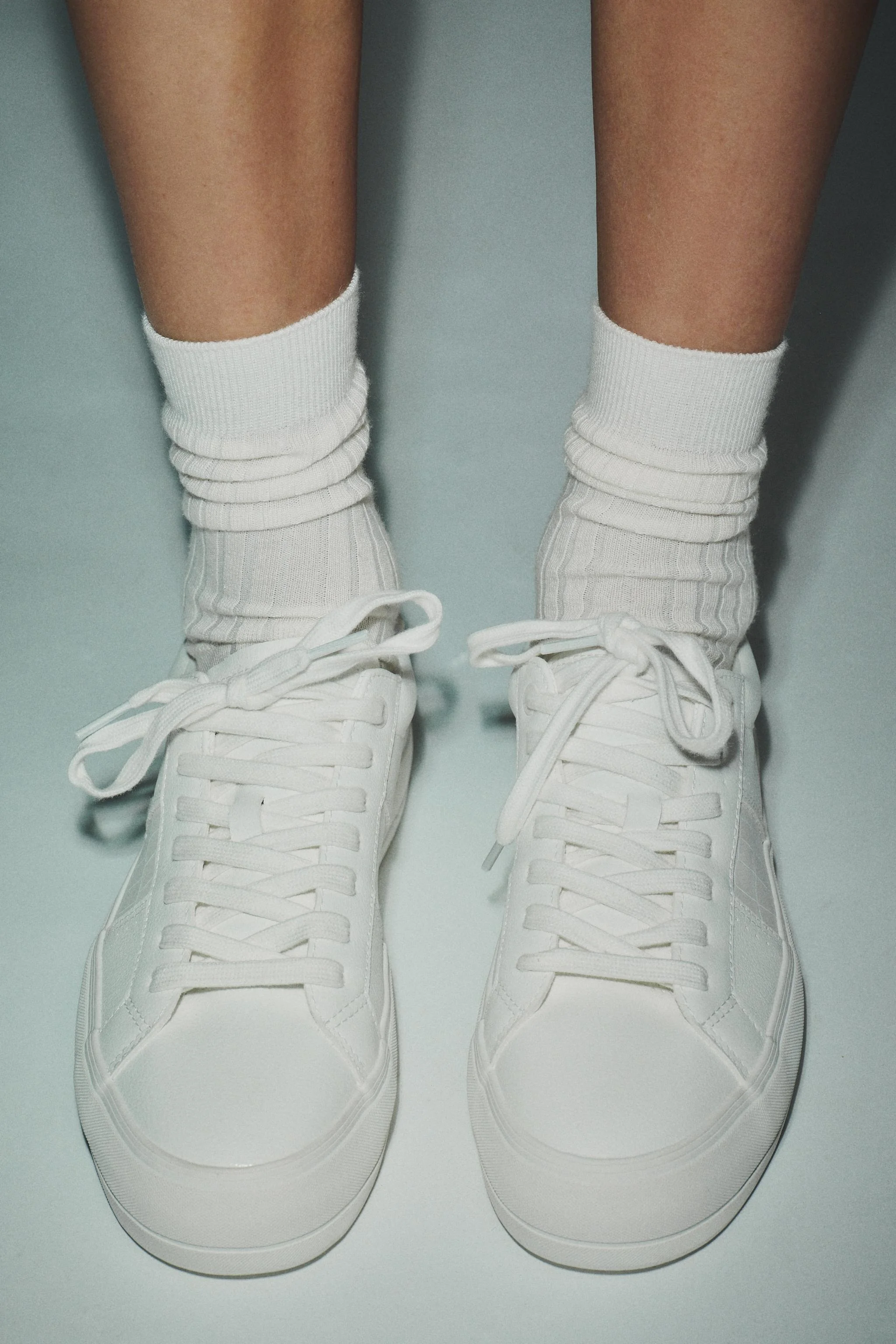 کفش ورزشی با جزئیات دوخت تزئینی کفش ورزشی با جزئیات دوخت تزئینی