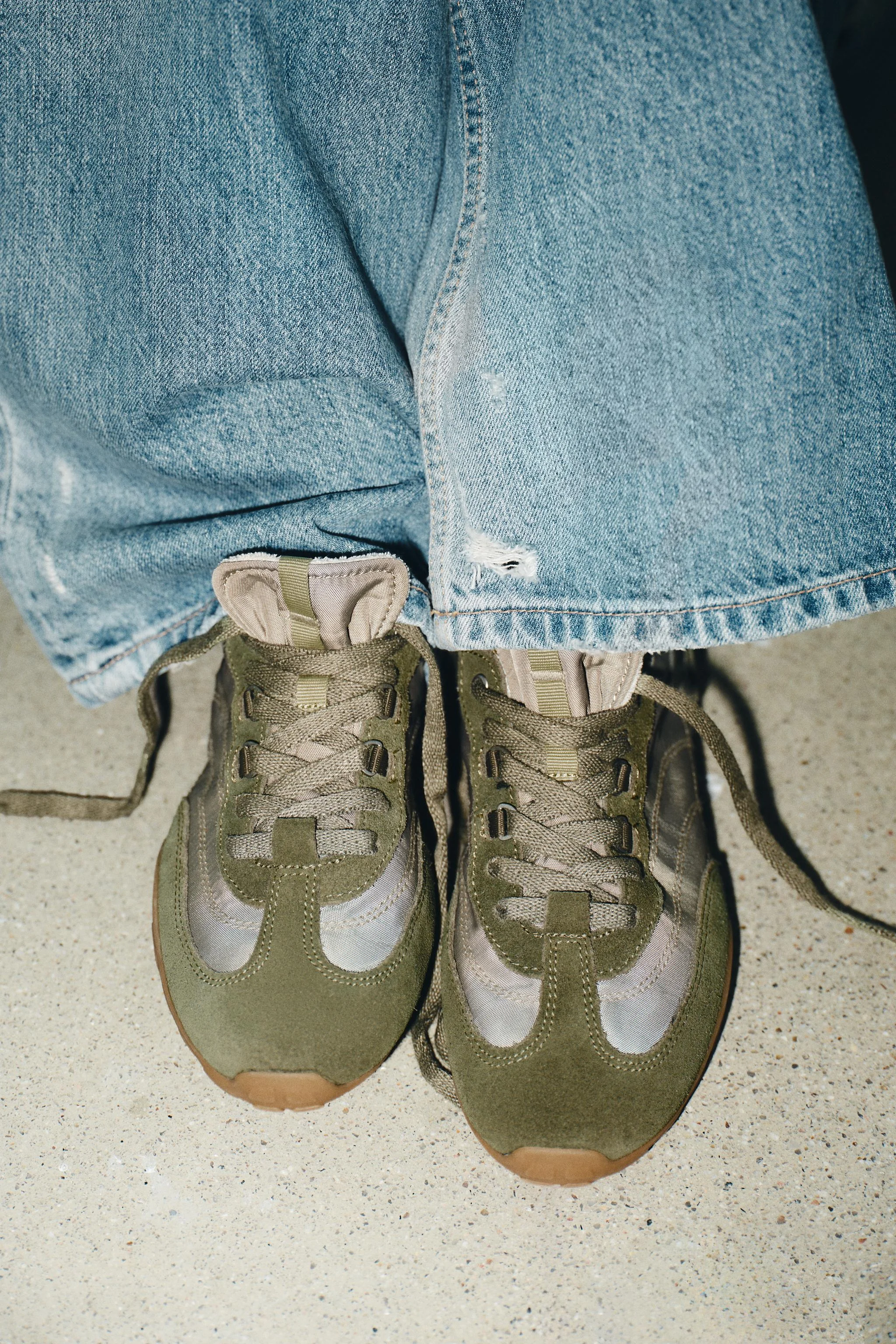 کفش ورزشی دویدن با رنگ متضاد کفش ورزشی دویدن با رنگ متضاد