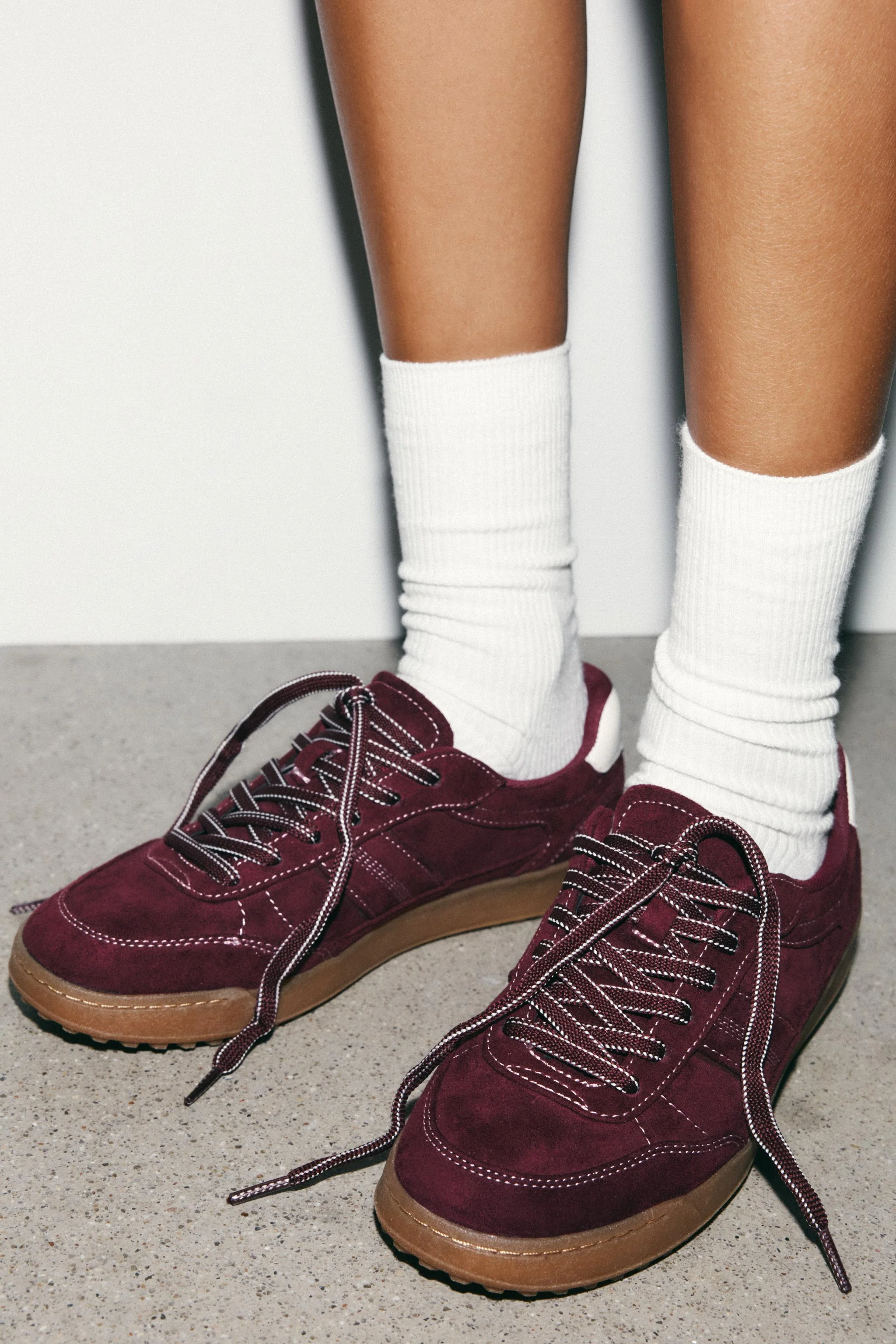 کفش ورزشی با تضاد رنگی کفش ورزشی با تضاد رنگی