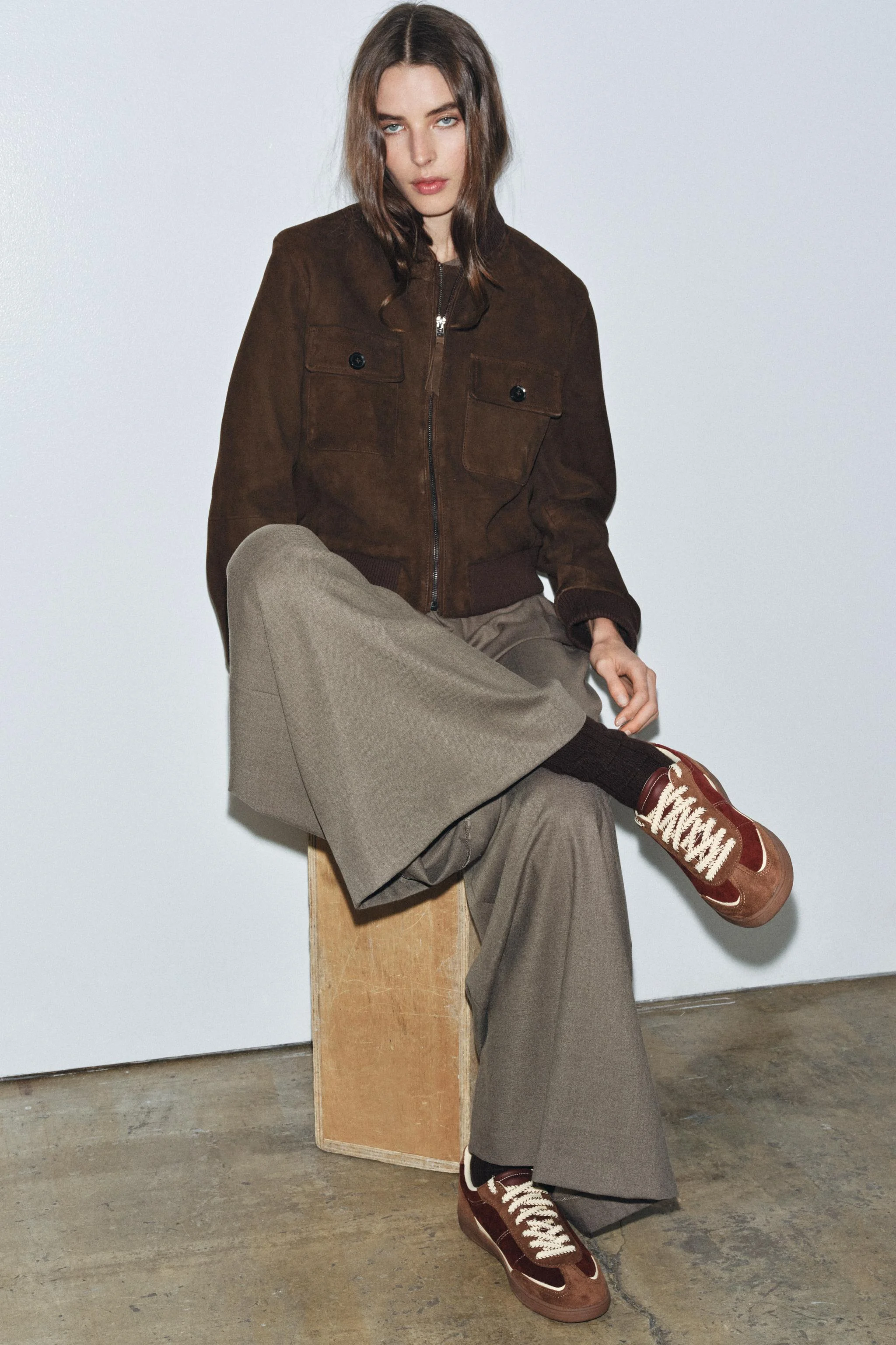 کفش ورزشی. تکه های رنگی و جنس های ترکیبی. زیره ی متضاد. دارای بند. ارتفاع زیره: 2.5 سانتی متر کفش ورزشی. تکه های رنگی و جنس های ترکیبی. زیره ی متضاد. دارای بند. ارتفاع زیره: 2.5 سانتی متر