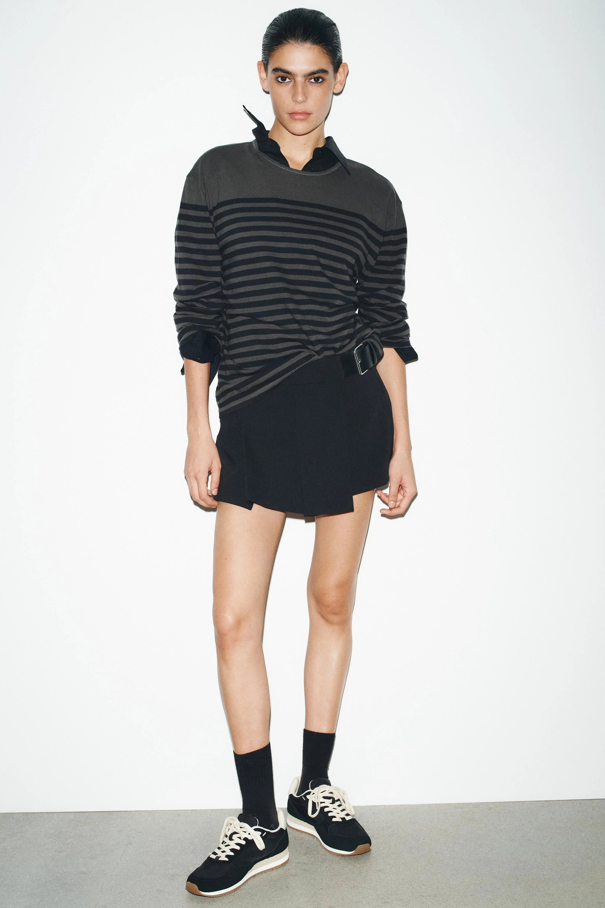 کفش ورزشی مخصوص دویدن با رنگ متضاد کفش ورزشی مخصوص دویدن با رنگ متضاد