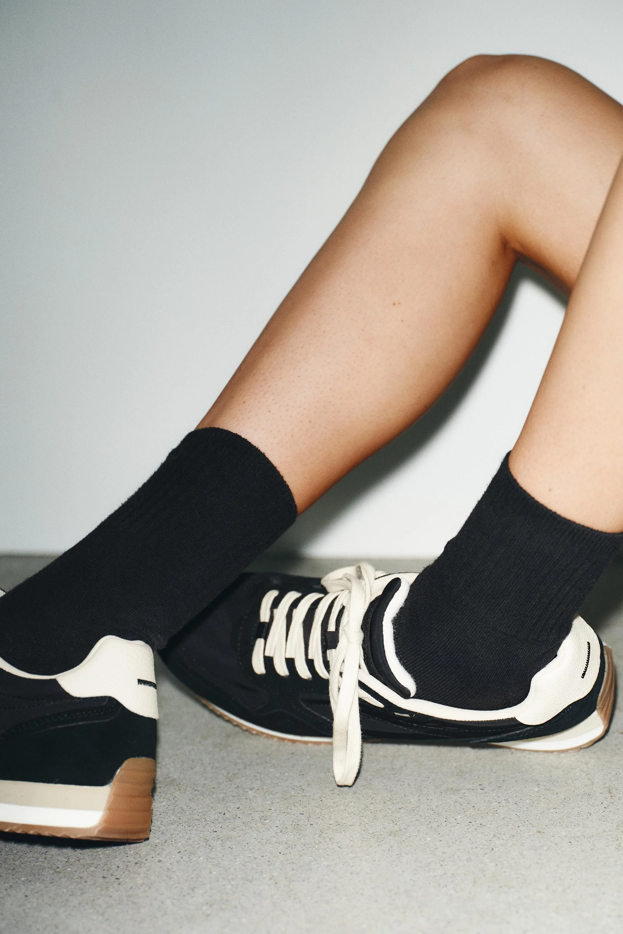 کفش ورزشی مخصوص دویدن با رنگ متضاد کفش ورزشی مخصوص دویدن با رنگ متضاد