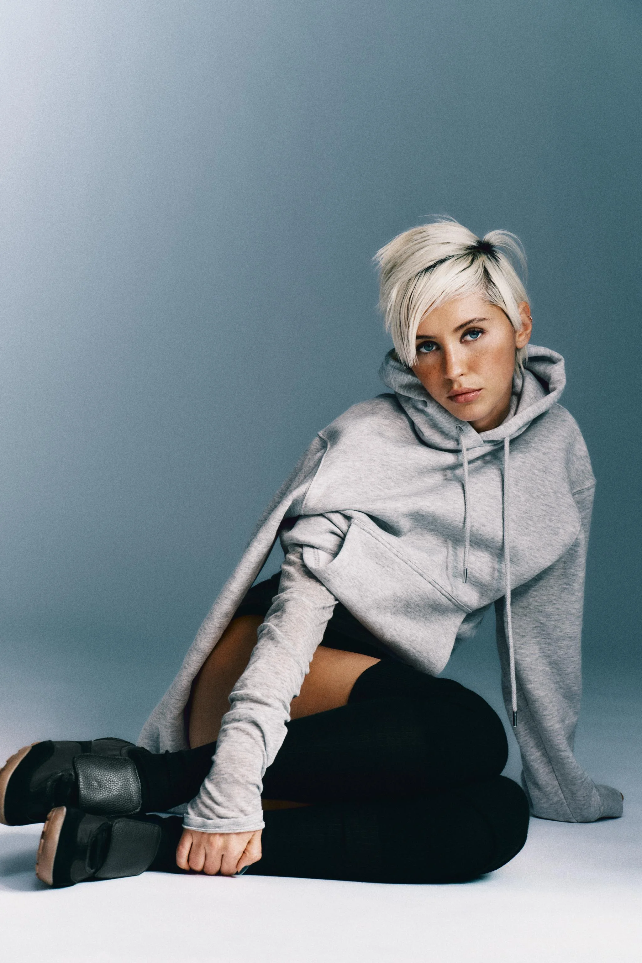 کفش کتانی با جزئیات زبانه کفش کتانی با جزئیات زبانه