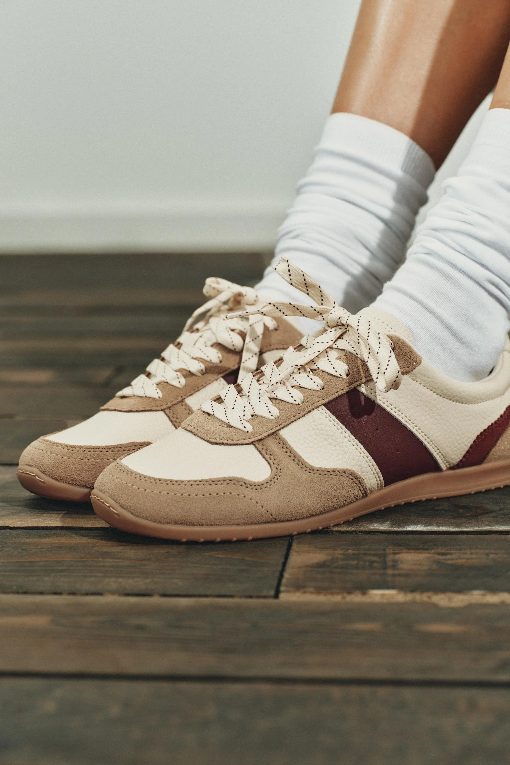 کفش ورزشی رانینگ با رنگهای متضاد کفش ورزشی رانینگ با رنگهای متضاد