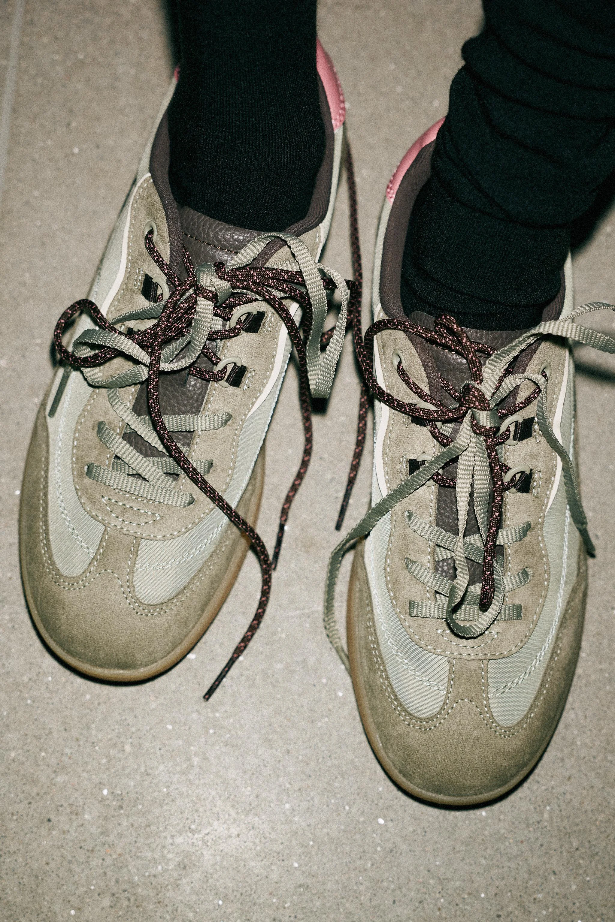 کفش ورزشی با رنگ های متضاد کفش ورزشی با رنگ های متضاد