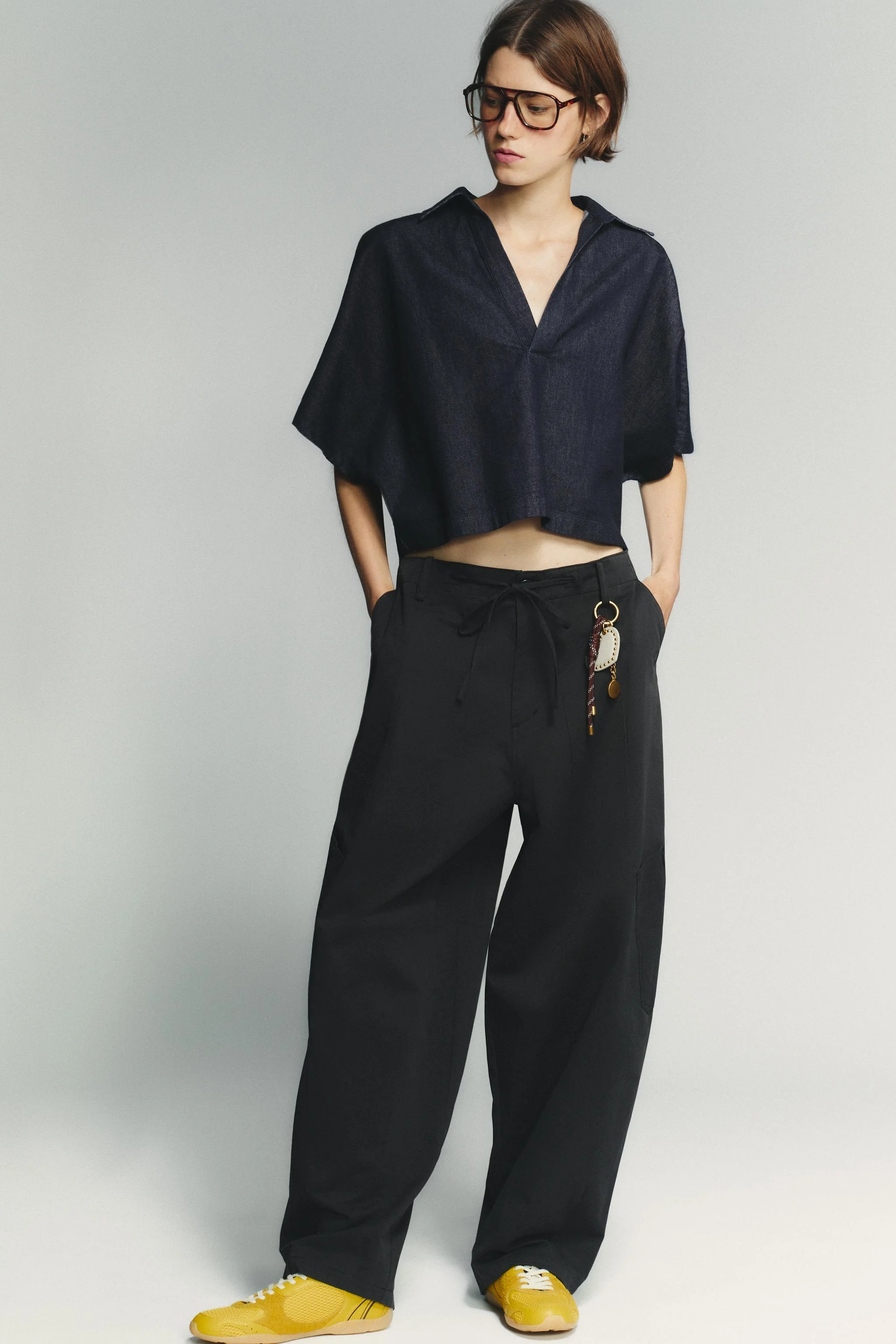 کفش ورزشی مخصوص دویدن با رنگهای متضاد کفش ورزشی مخصوص دویدن با رنگهای متضاد