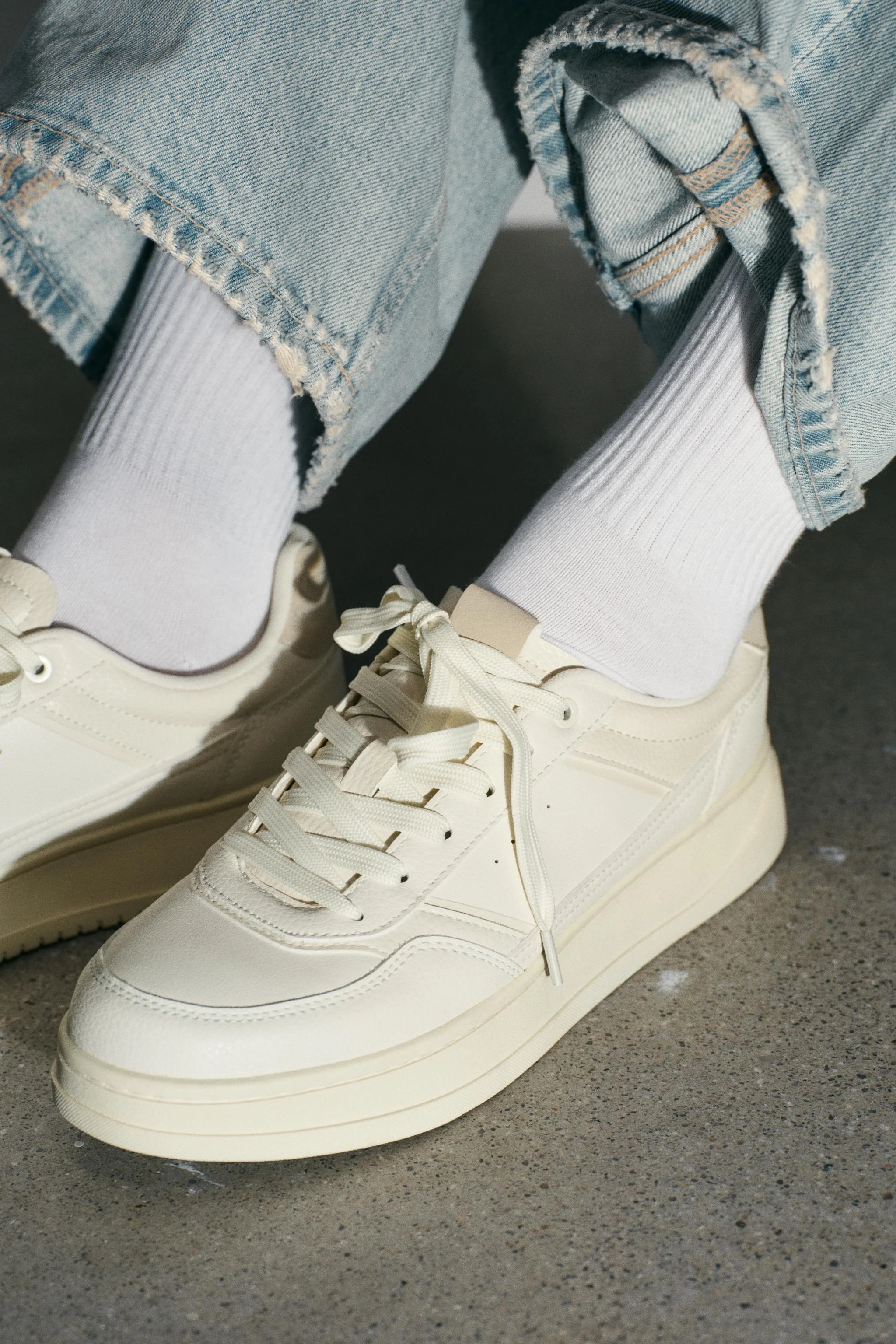 کفش ورزشی با تضاد رنگی کفش ورزشی با تضاد رنگی