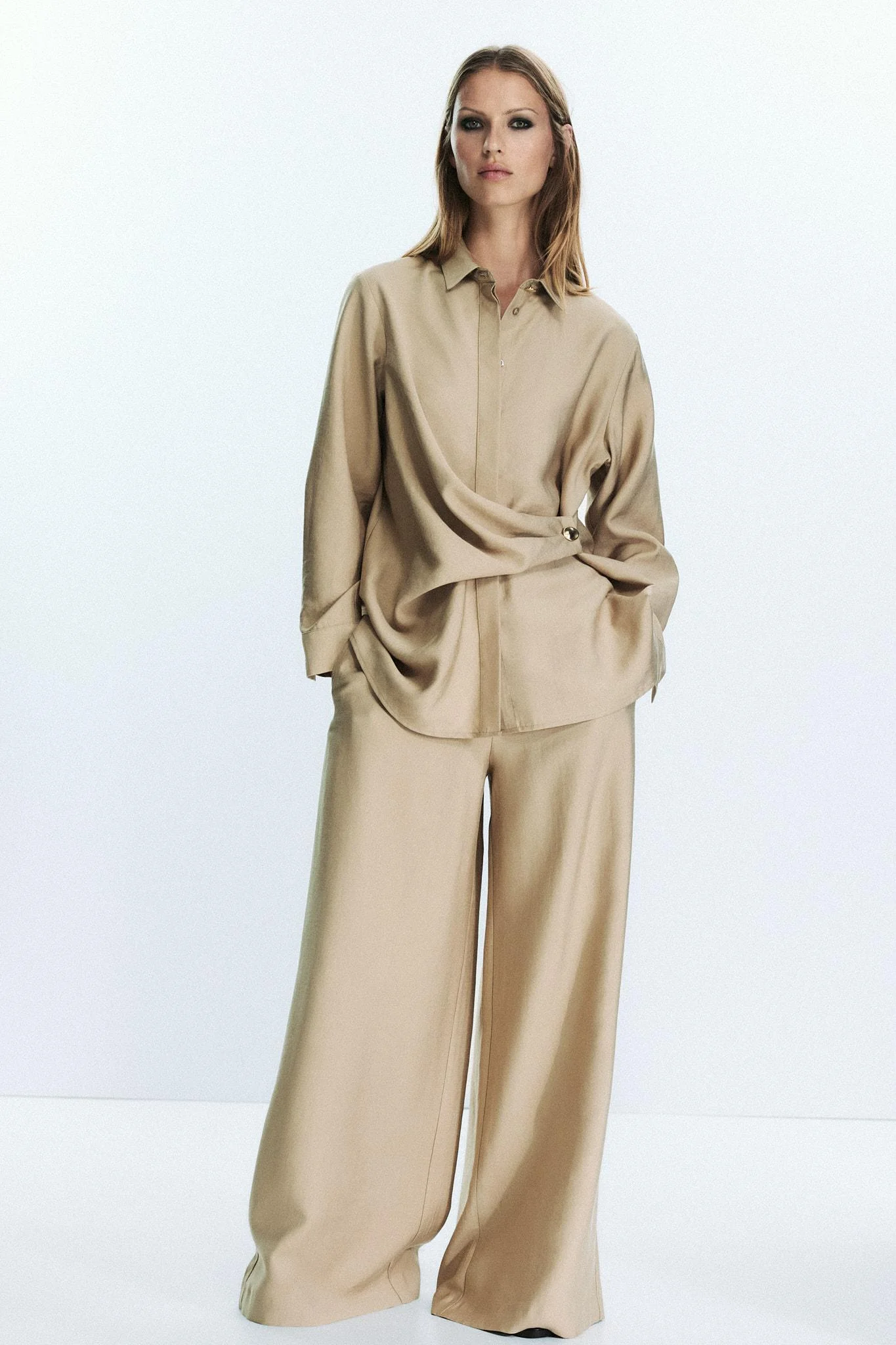 پیراهن پیچیده‌ جلو دکمه طلایی