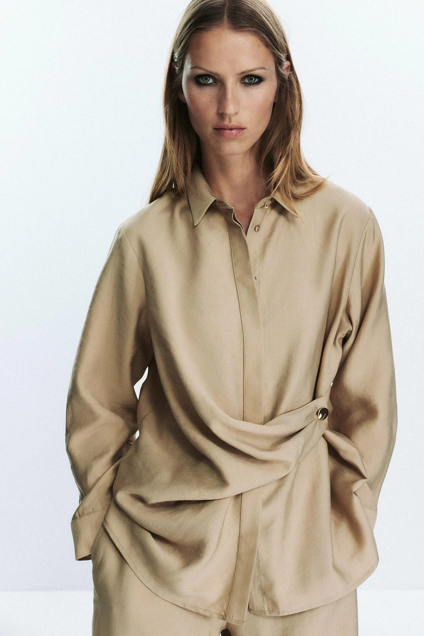 پیراهن پیچیده‌ جلو دکمه طلایی