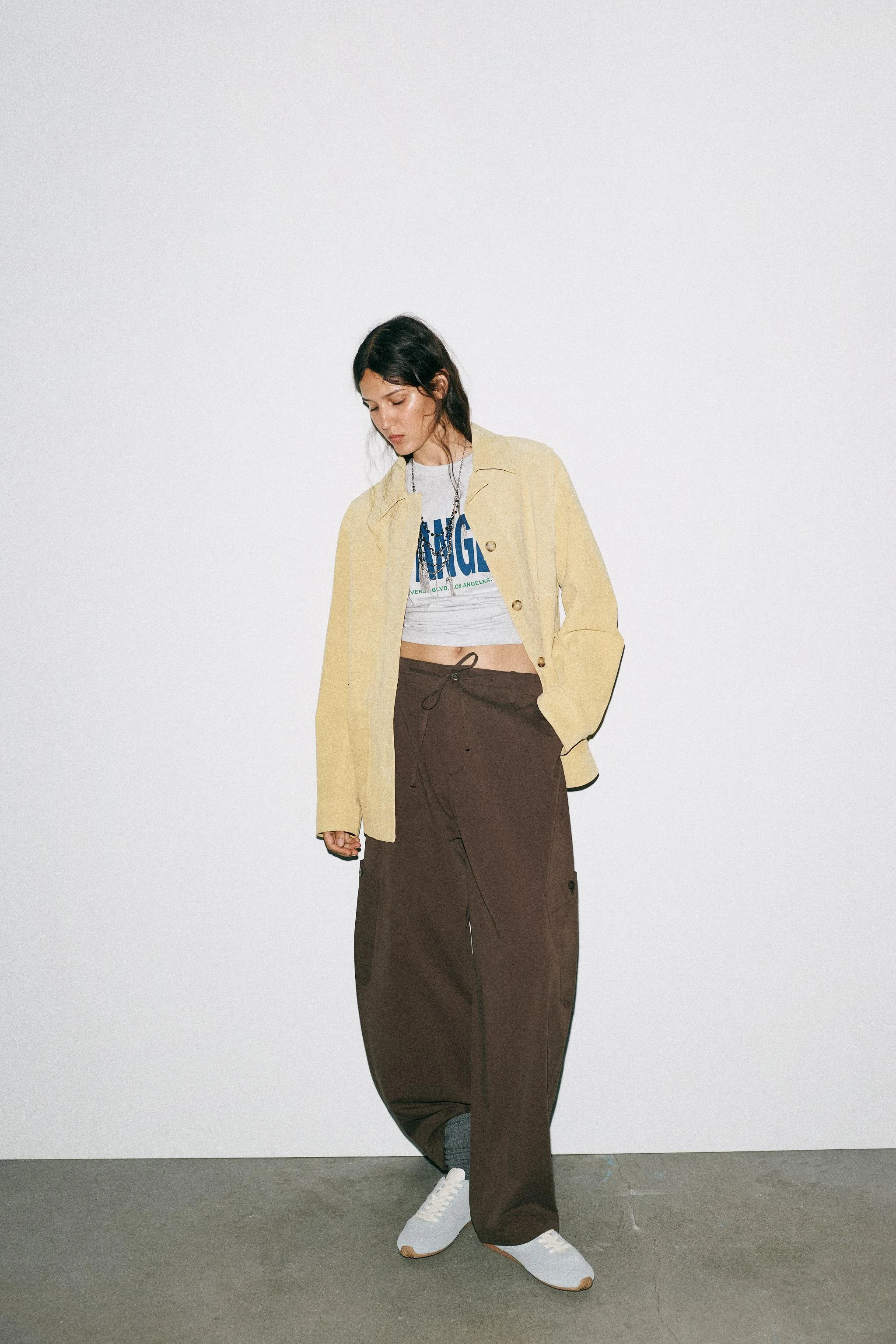 کفش ورزشی چرمی با تضاد رنگ کفش ورزشی چرمی با تضاد رنگ