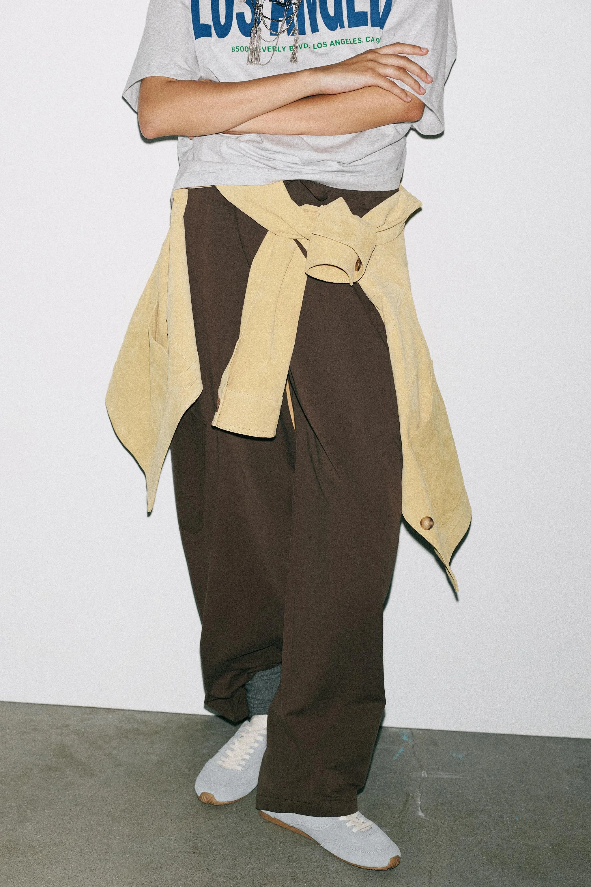 کفش ورزشی چرمی با تضاد رنگ کفش ورزشی چرمی با تضاد رنگ