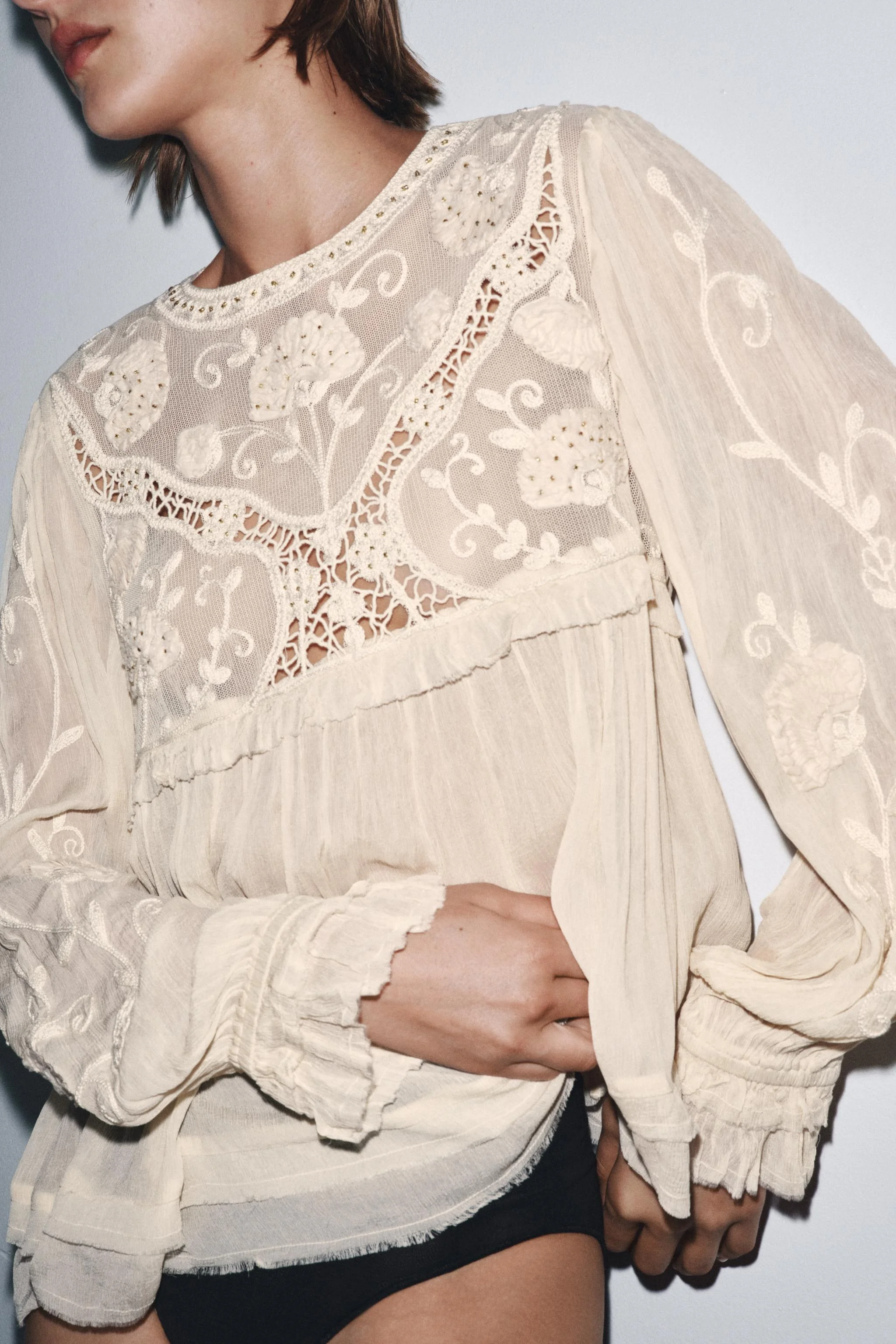 بلوز بافت دار گلدوزی و منجوق دوزی شده