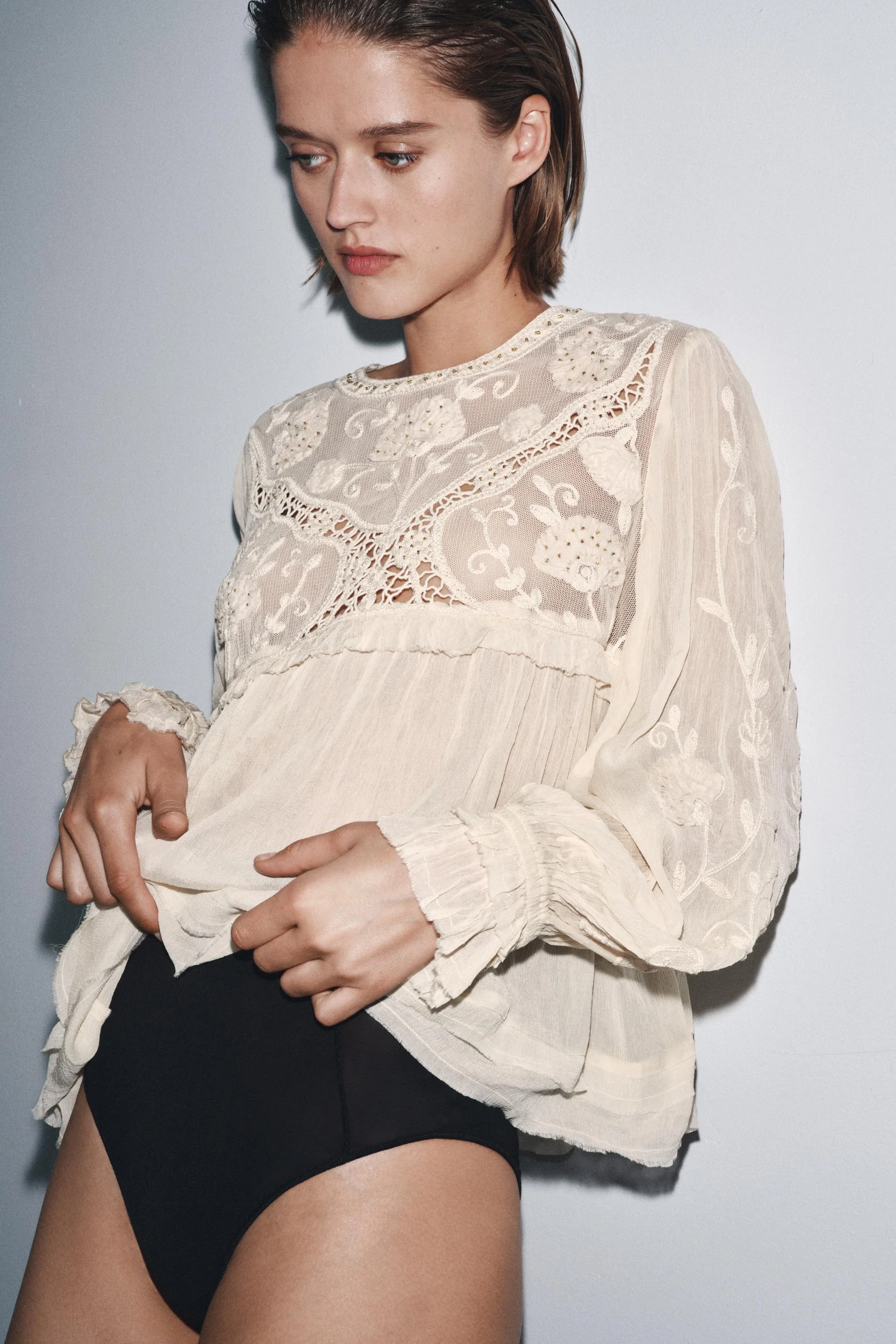 بلوز بافت دار گلدوزی و منجوق دوزی شده