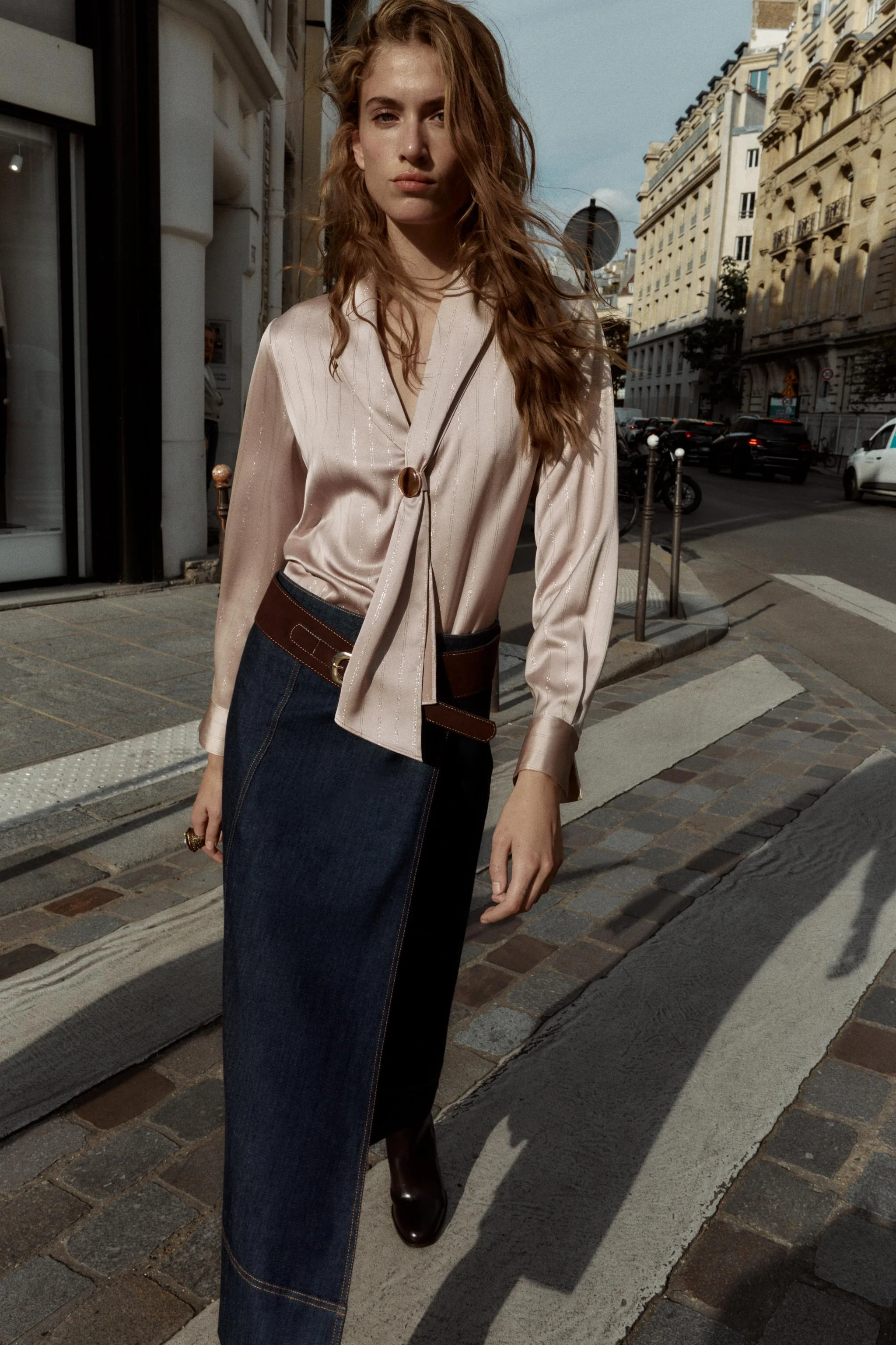 بلوز یقه دار با تزیین طلایی و آستین بلند. دارای جزئیات پارچه با نخ فلزی و جلوی دکمه دار.