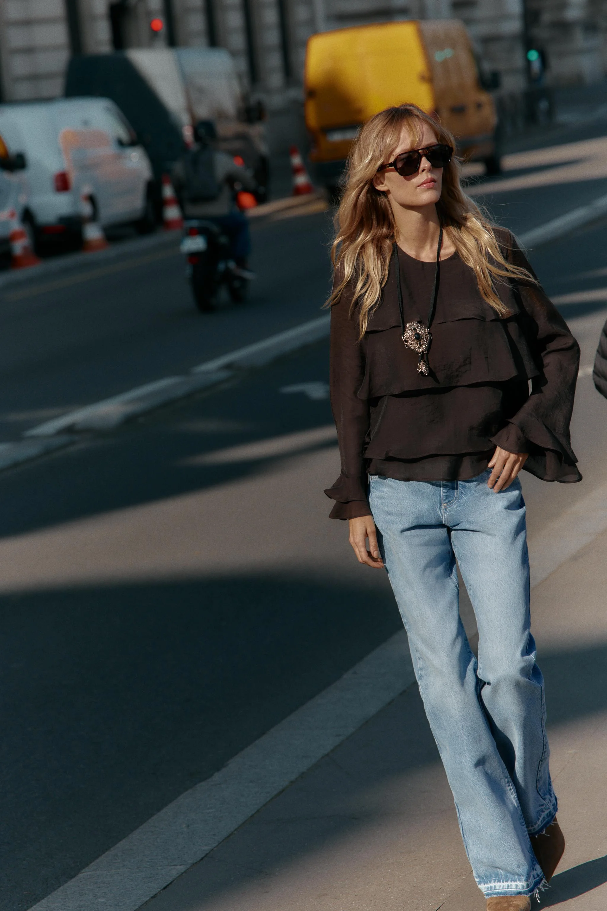 تاپ آستین بلند با یقه گرد و تزئینات چین دار در جلو و دکمه در پشت