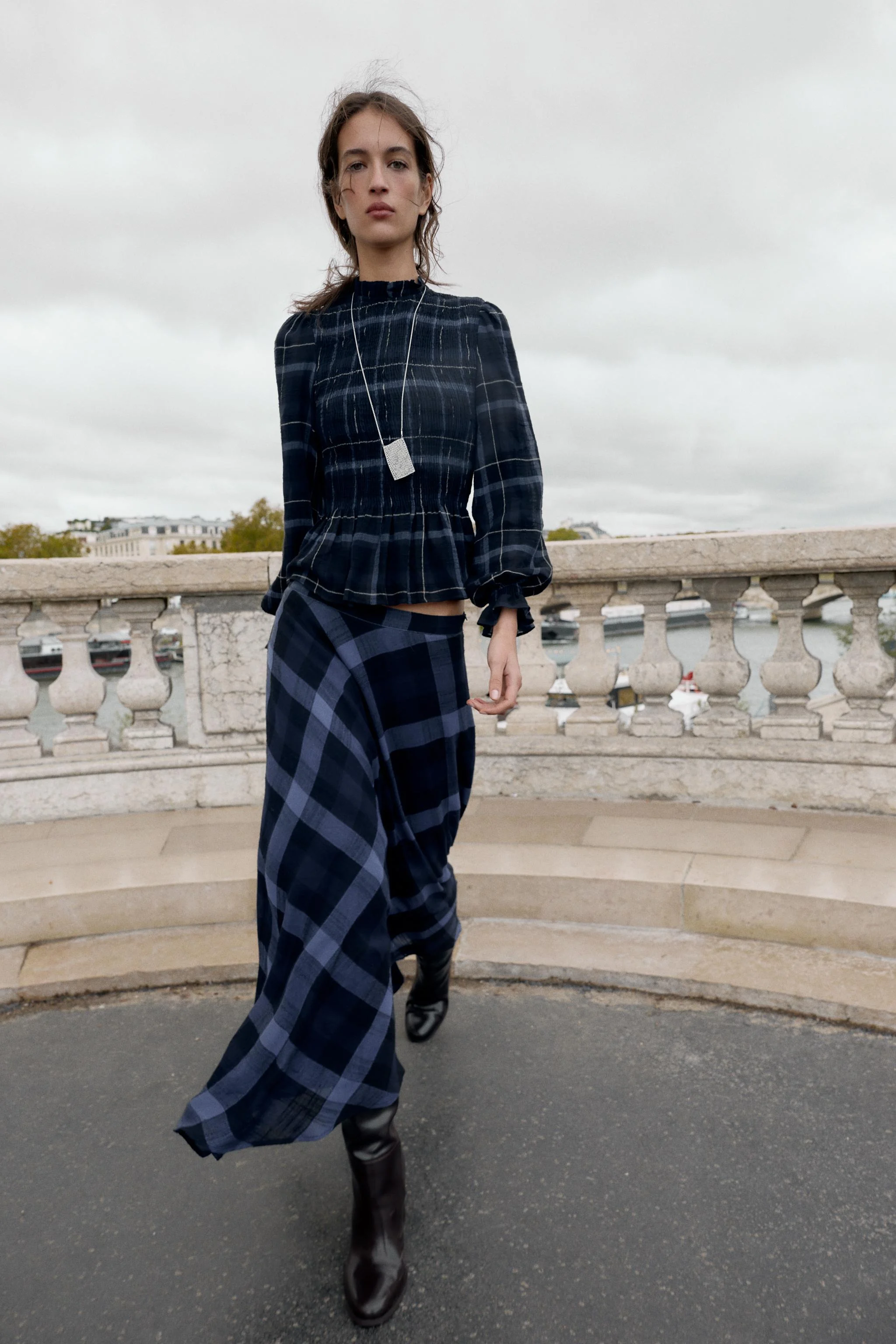 تاپ طرحدار یقه گرد