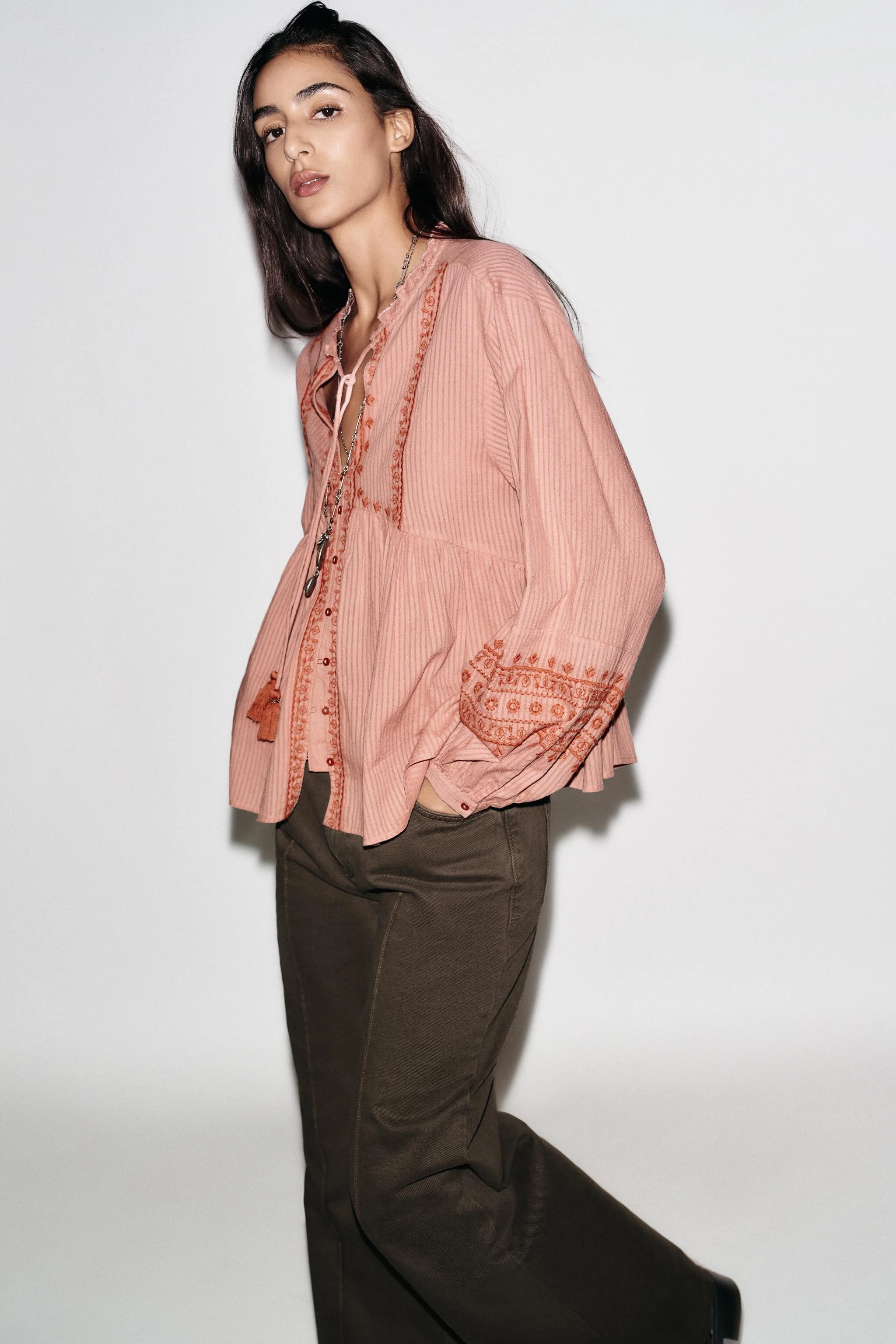 بلوز گلدوزی شده با طرح متضاد