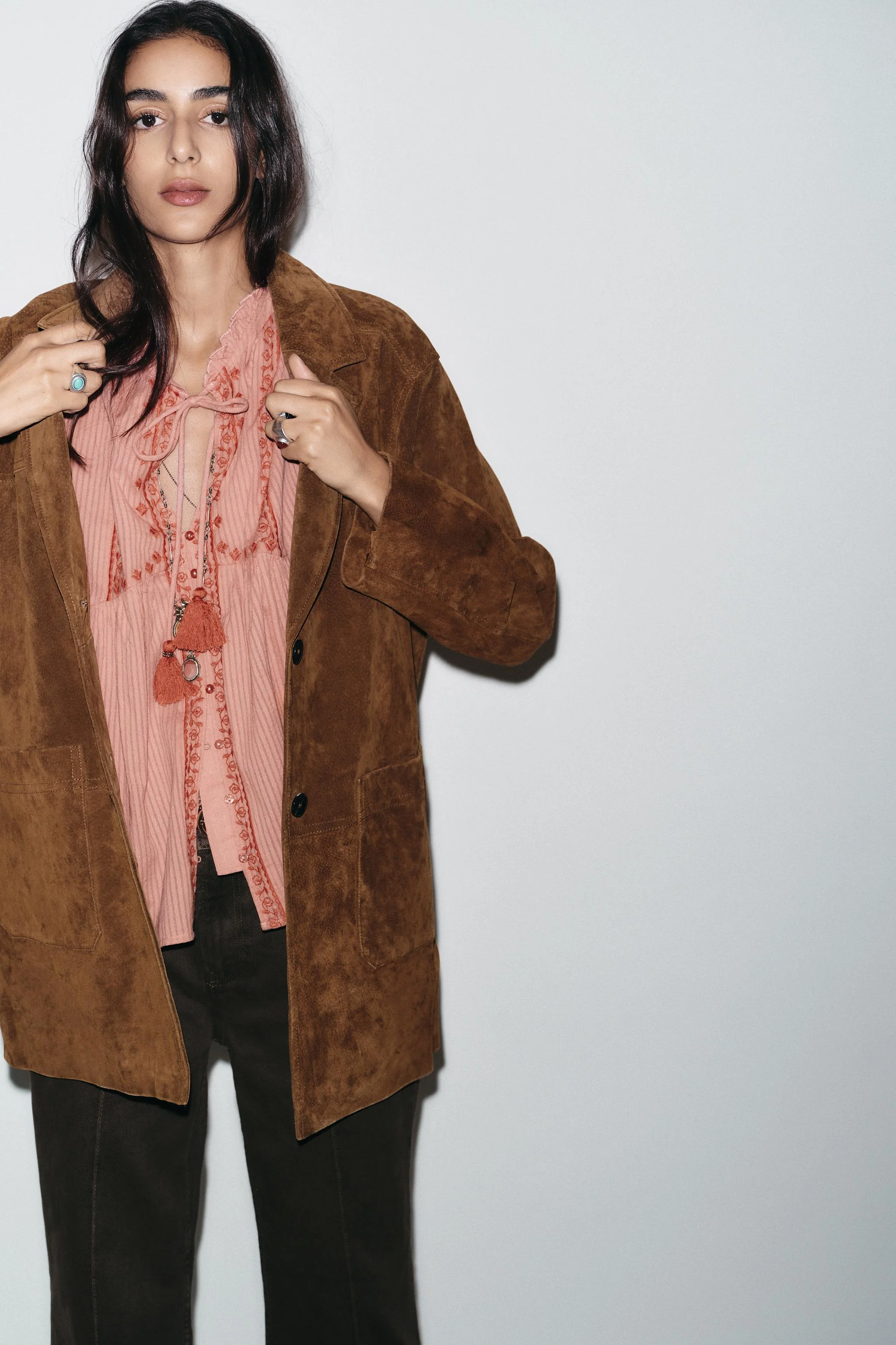 بلوز گلدوزی شده با طرح متضاد