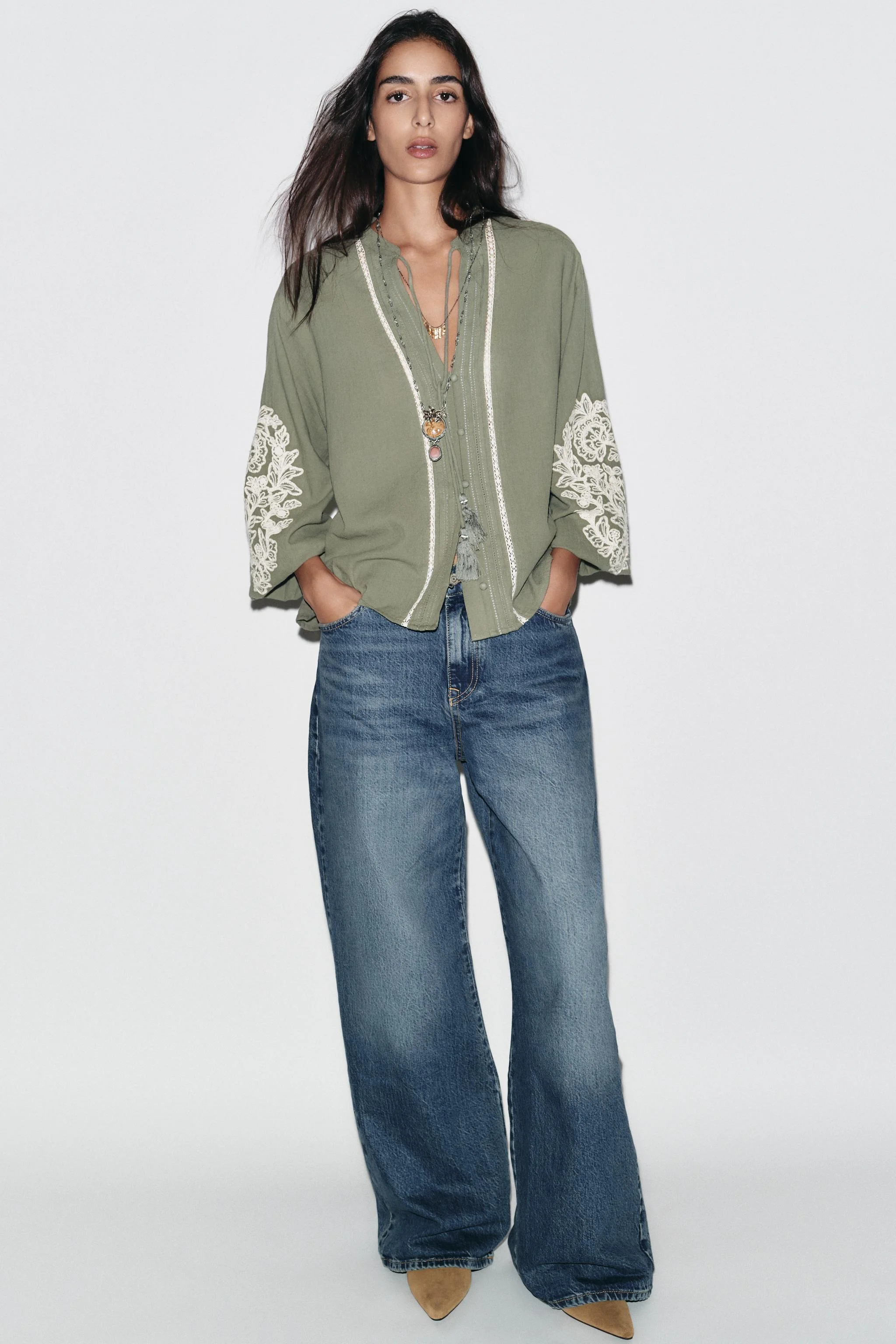 بلوز پنبه‌ای با گلدوزی متضاد