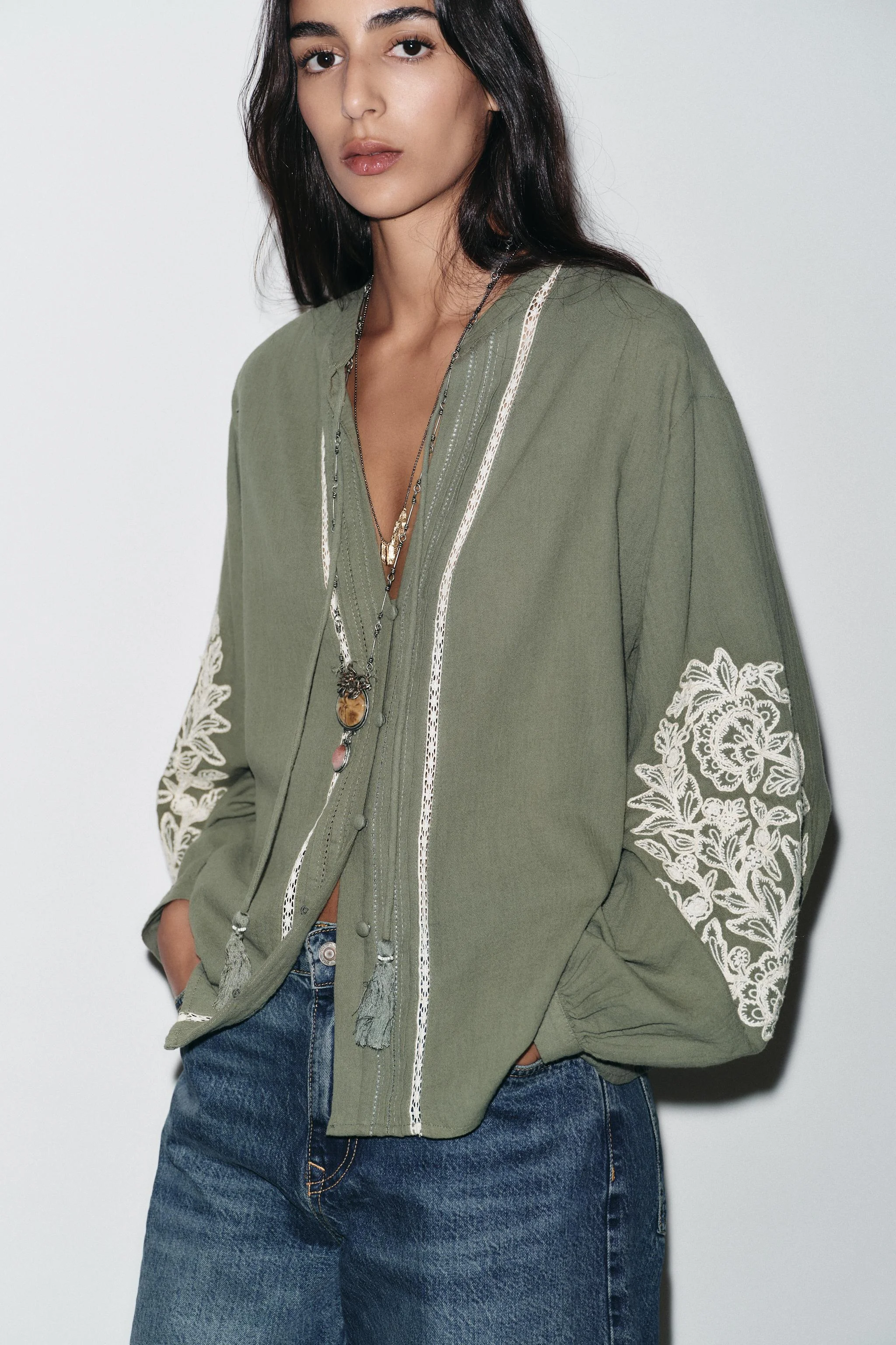 بلوز پنبه‌ای با گلدوزی متضاد