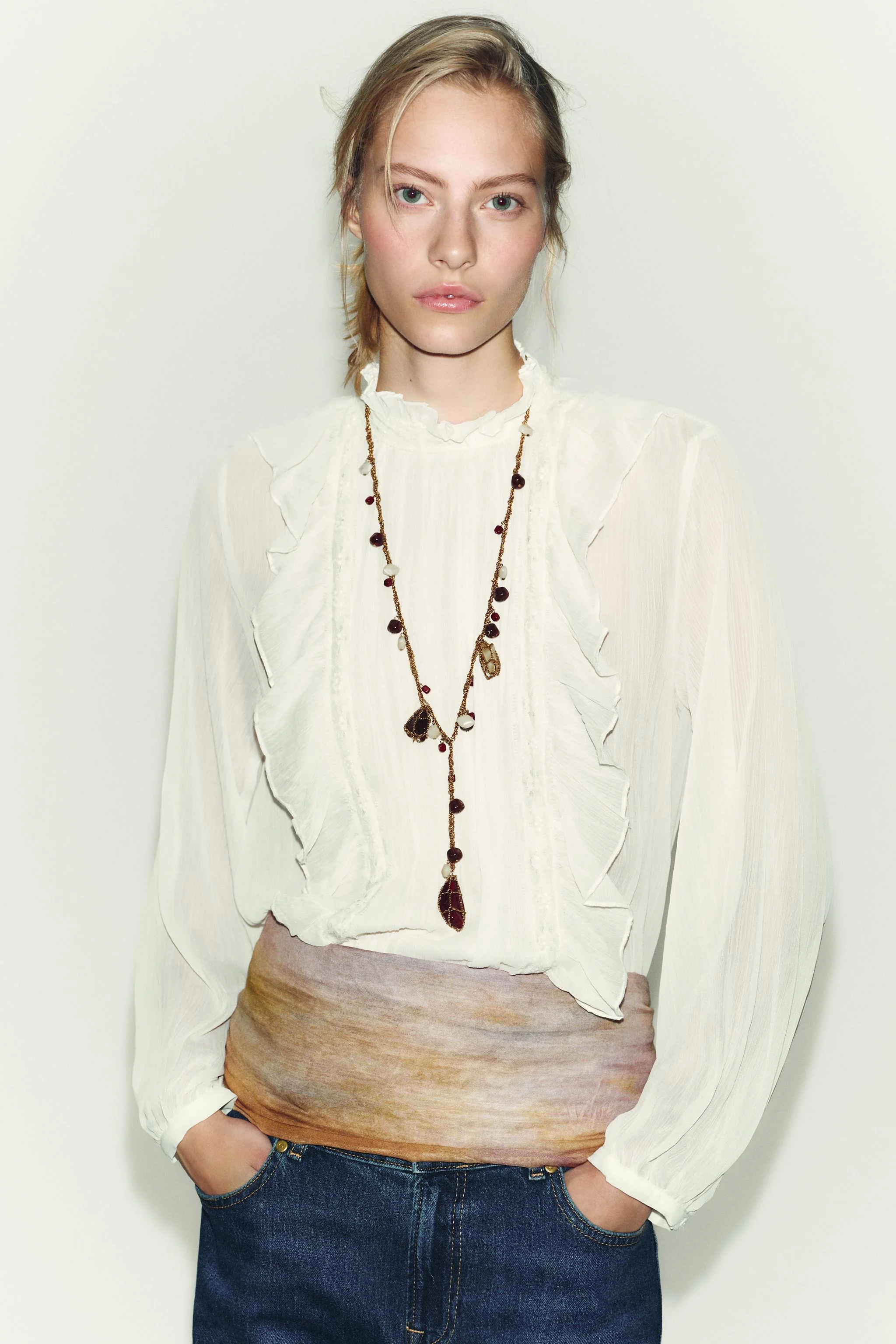 بلوز نخی با یقه بلند، آستین بلند و تزئینات چین‌دار و گیپور