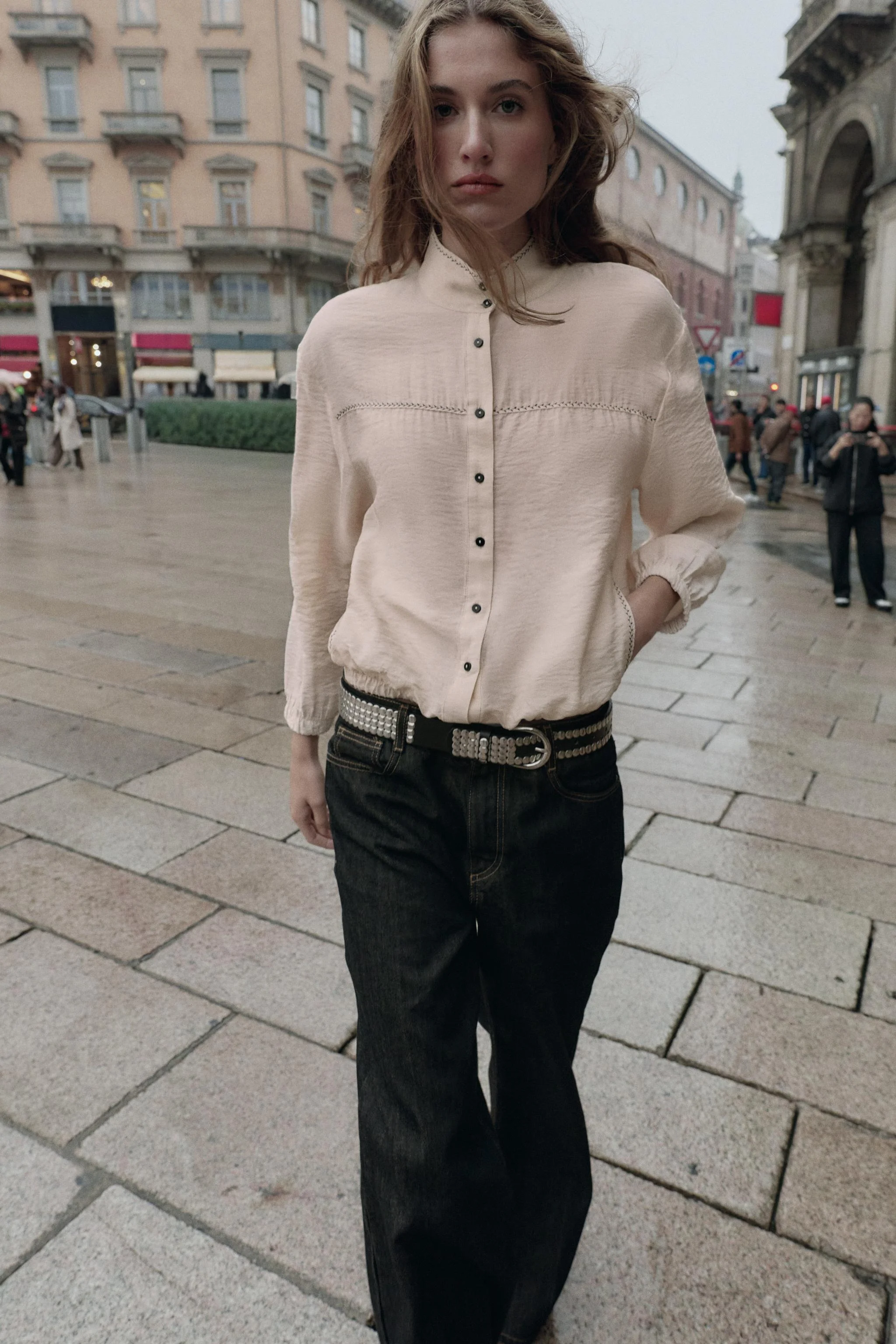 تاپ یقه بلند آستین بلند با درزهای متضاد