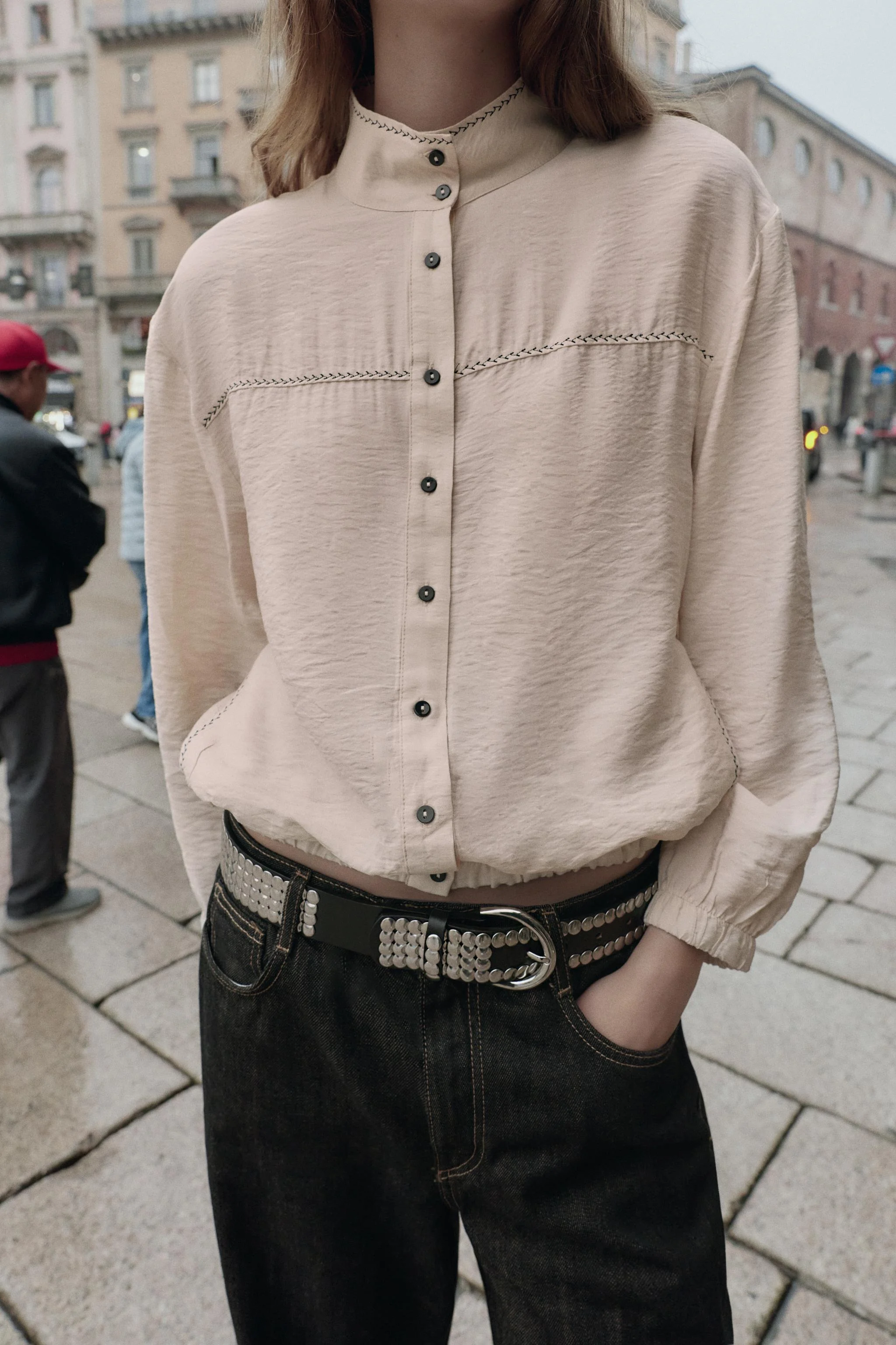 تاپ یقه بلند آستین بلند با درزهای متضاد