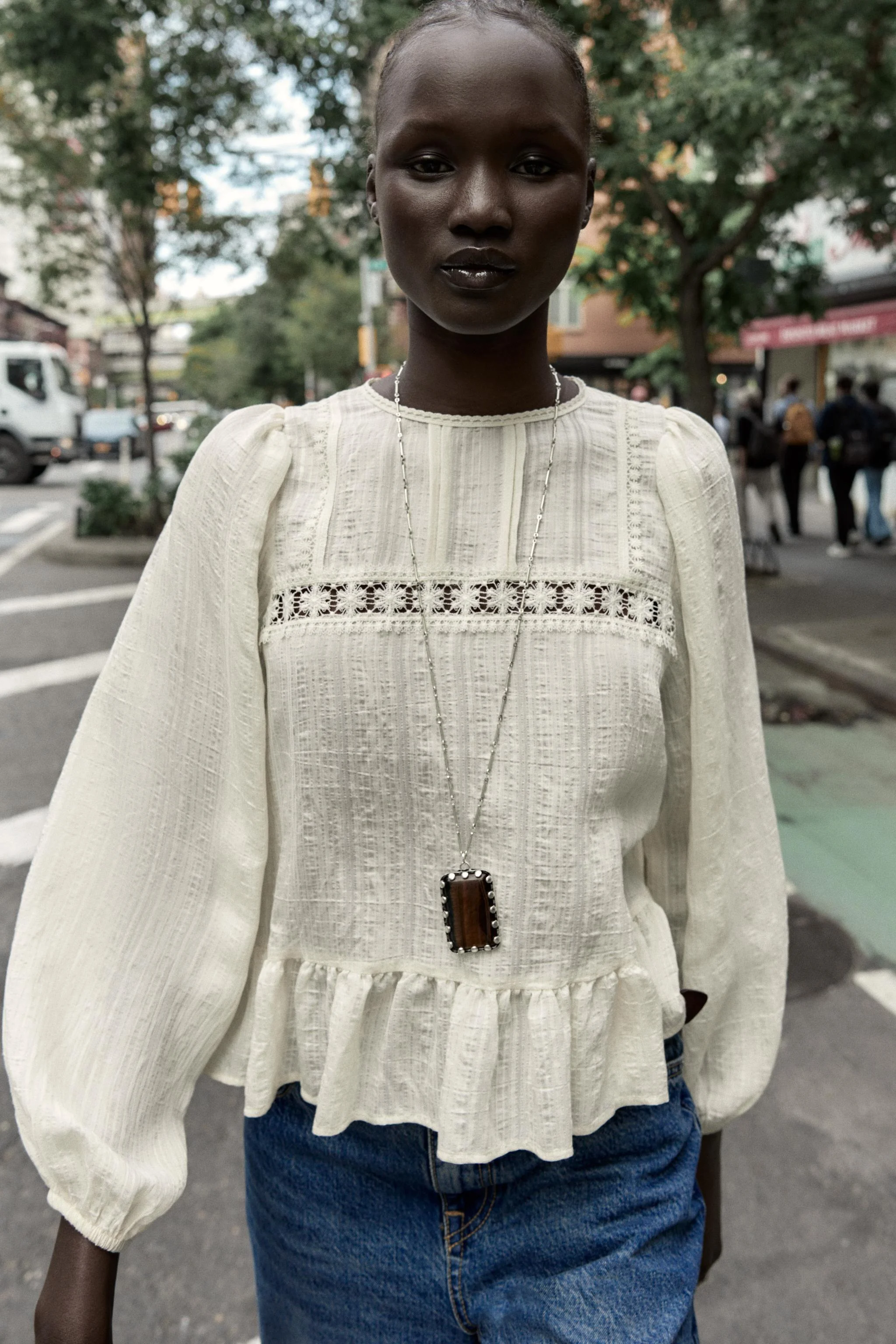 بلوز یقه گرد با تزیینات گیپور