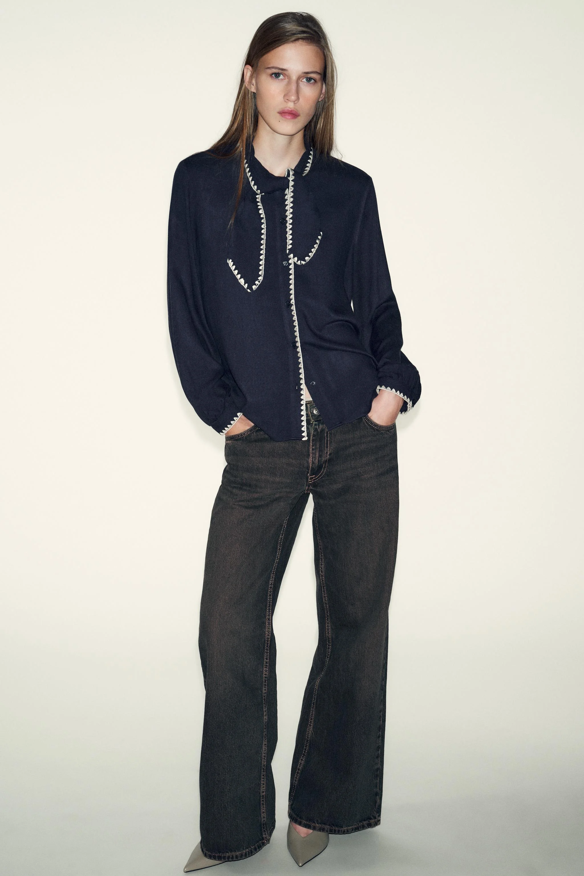 بلوز یقه برگردان با جزئیات گره‌ای و دوخت تزئینی متضاد