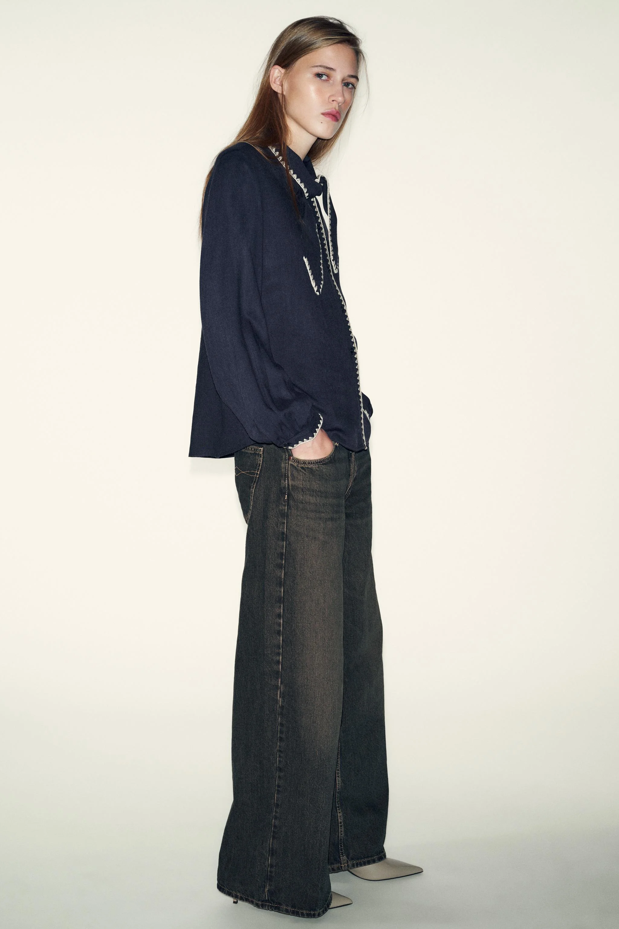 بلوز یقه برگردان با جزئیات گره‌ای و دوخت تزئینی متضاد