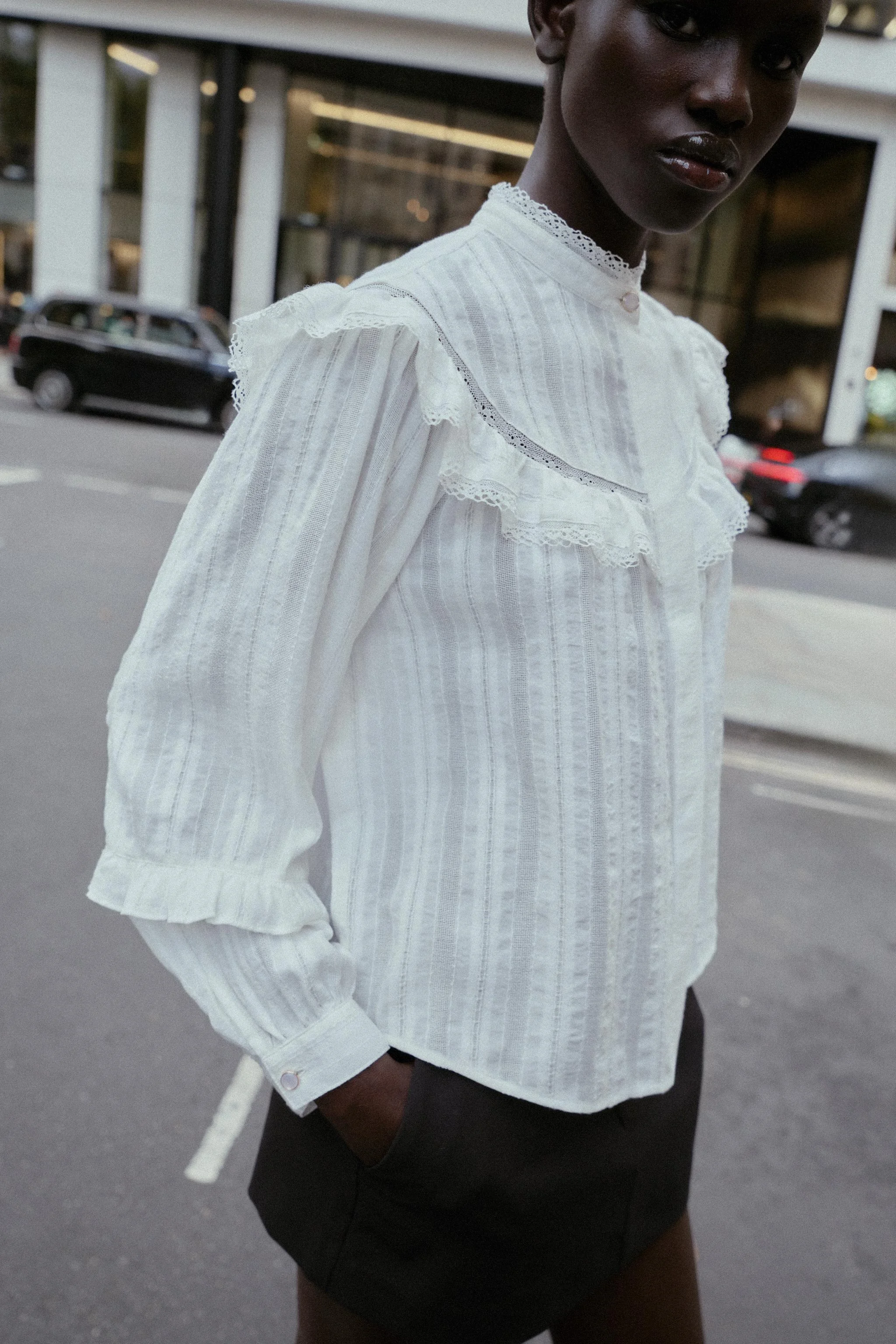 بلوز آستین بلند با یقه گرد و تزئینات گیپور و چین دار