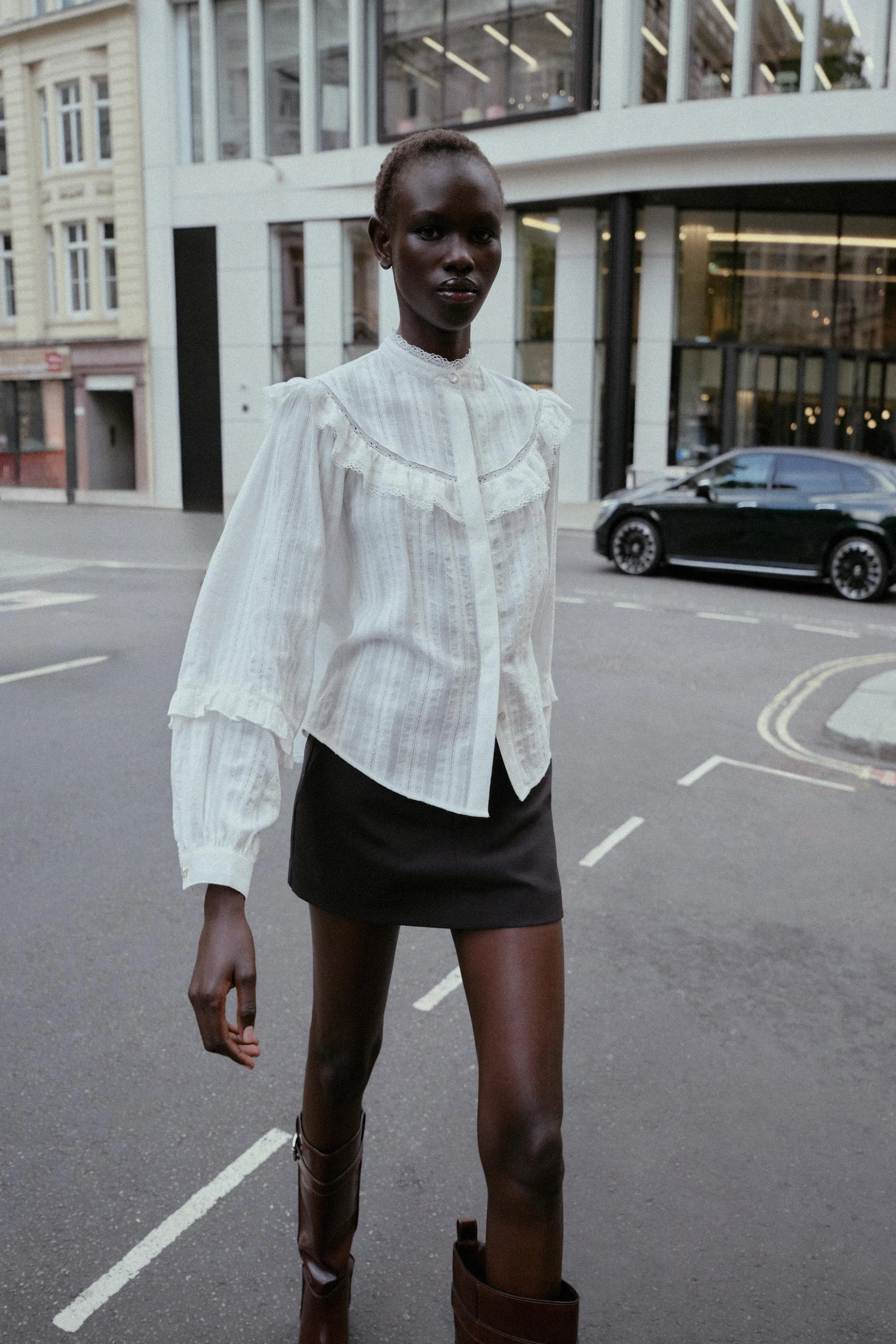 بلوز آستین بلند با یقه گرد و تزئینات گیپور و چین دار