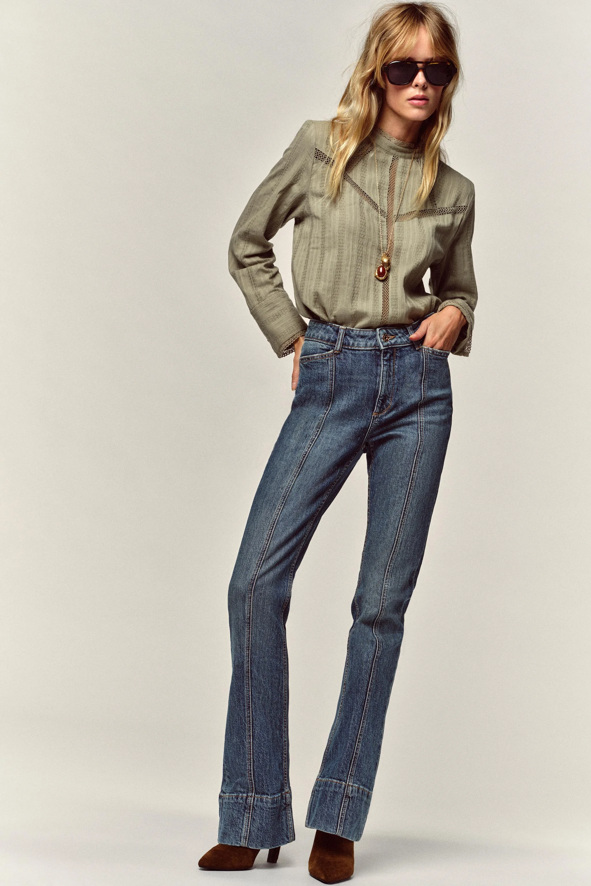 شومیز با یقه توری و آستین بلند. دارای جزئیات توری هماهنگ. دارای بست پشتی با بازشو و دکمه مخفی.