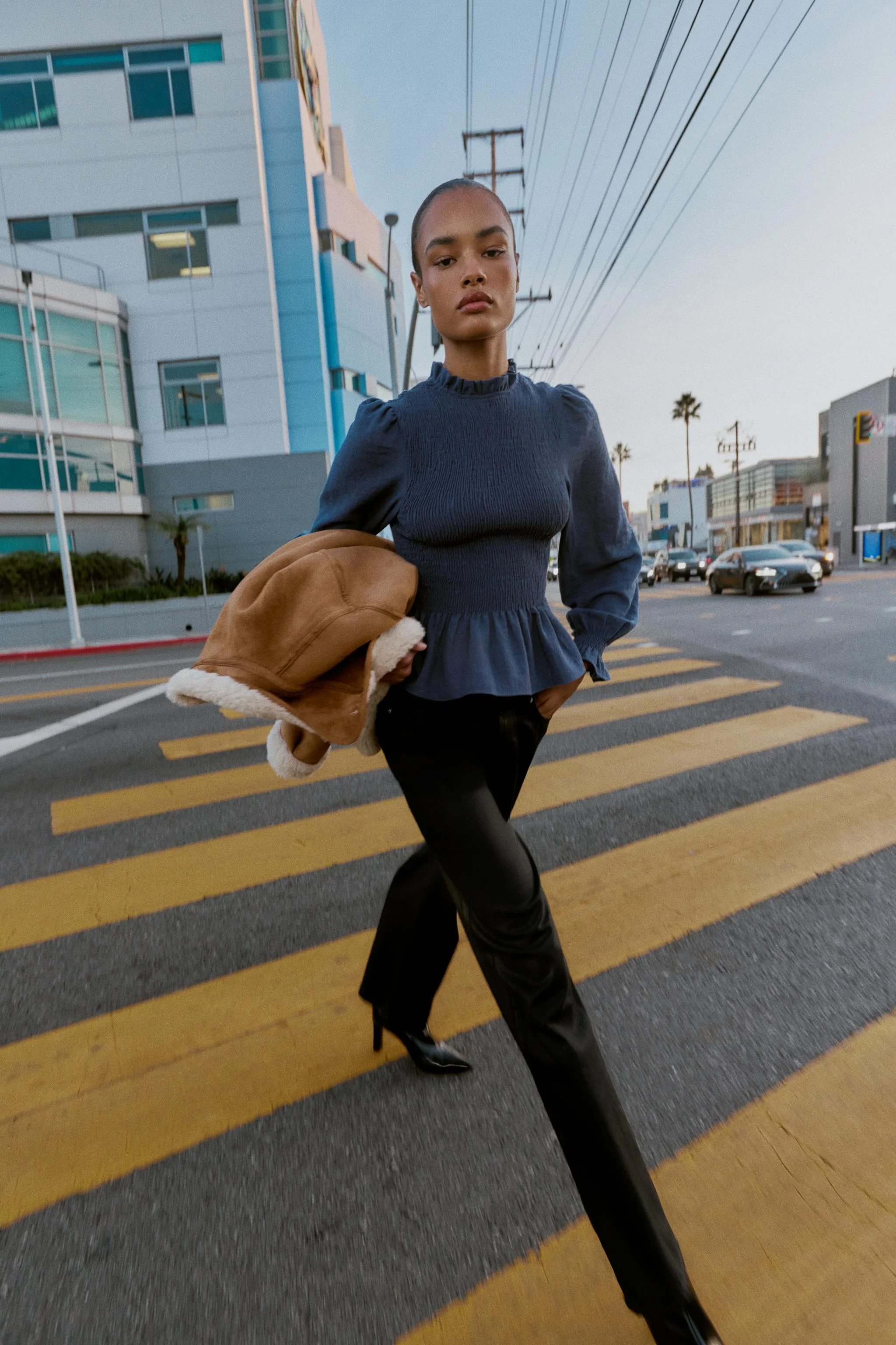 شومیز یقه ایستاده آستین بلند. دارای چین های کشی و تزئینات چین دار. دارای بازشوی دکمه دار مخفی در پشت.