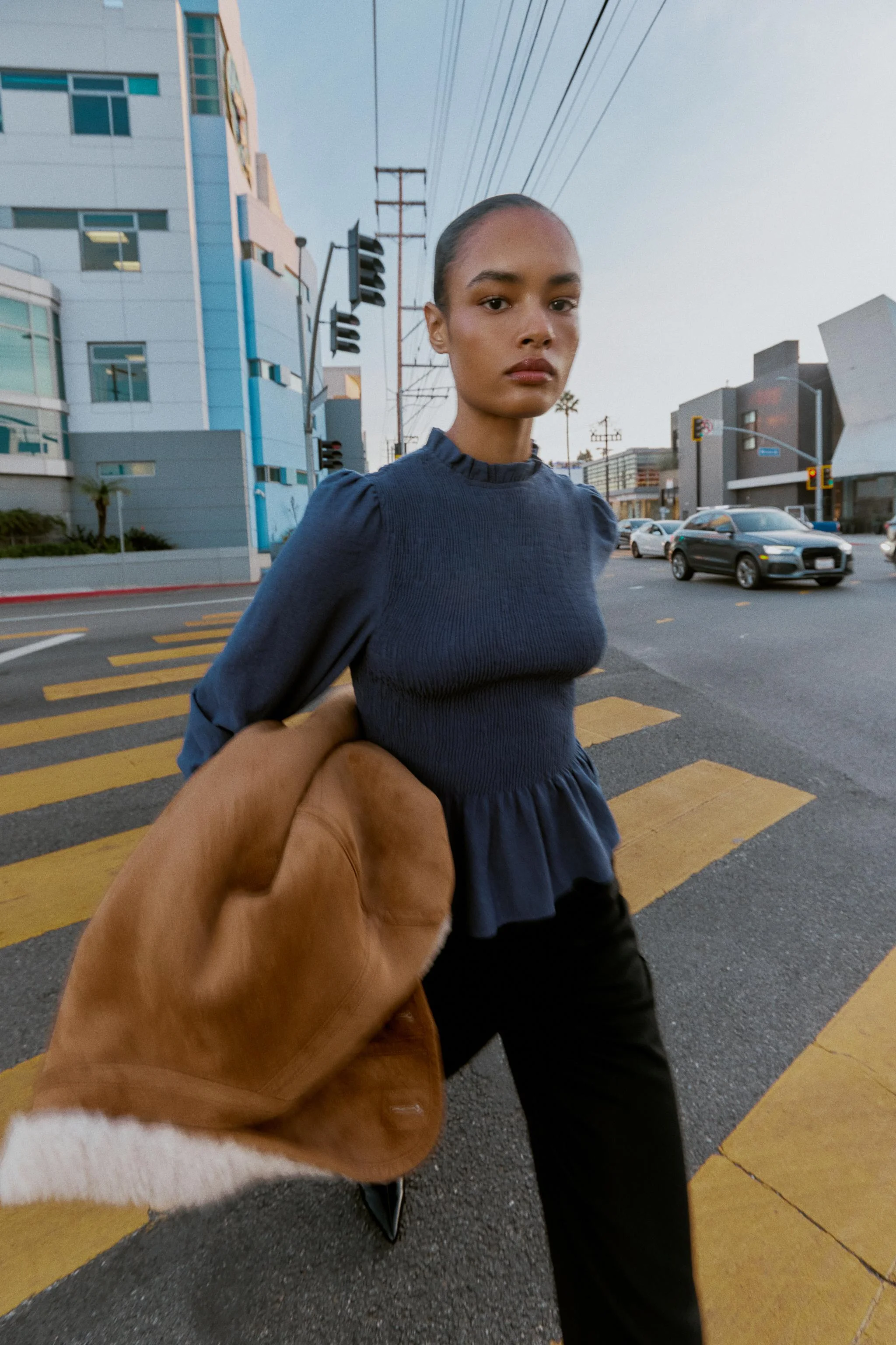 شومیز یقه ایستاده آستین بلند. دارای چین های کشی و تزئینات چین دار. دارای بازشوی دکمه دار مخفی در پشت.