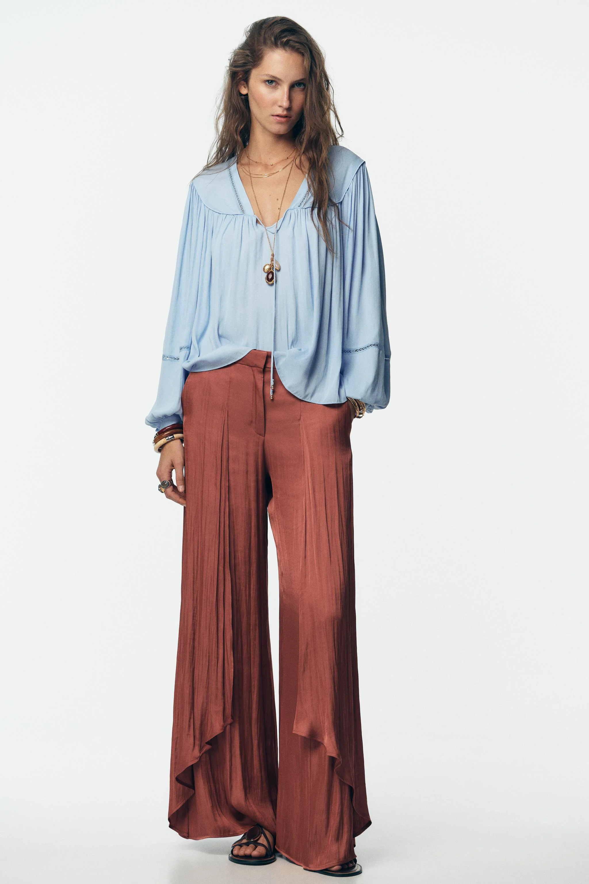 بلوز یقه هفت با بند و منجوق و آستین بلند. دارای تزیینات نردبانی هماهنگ.