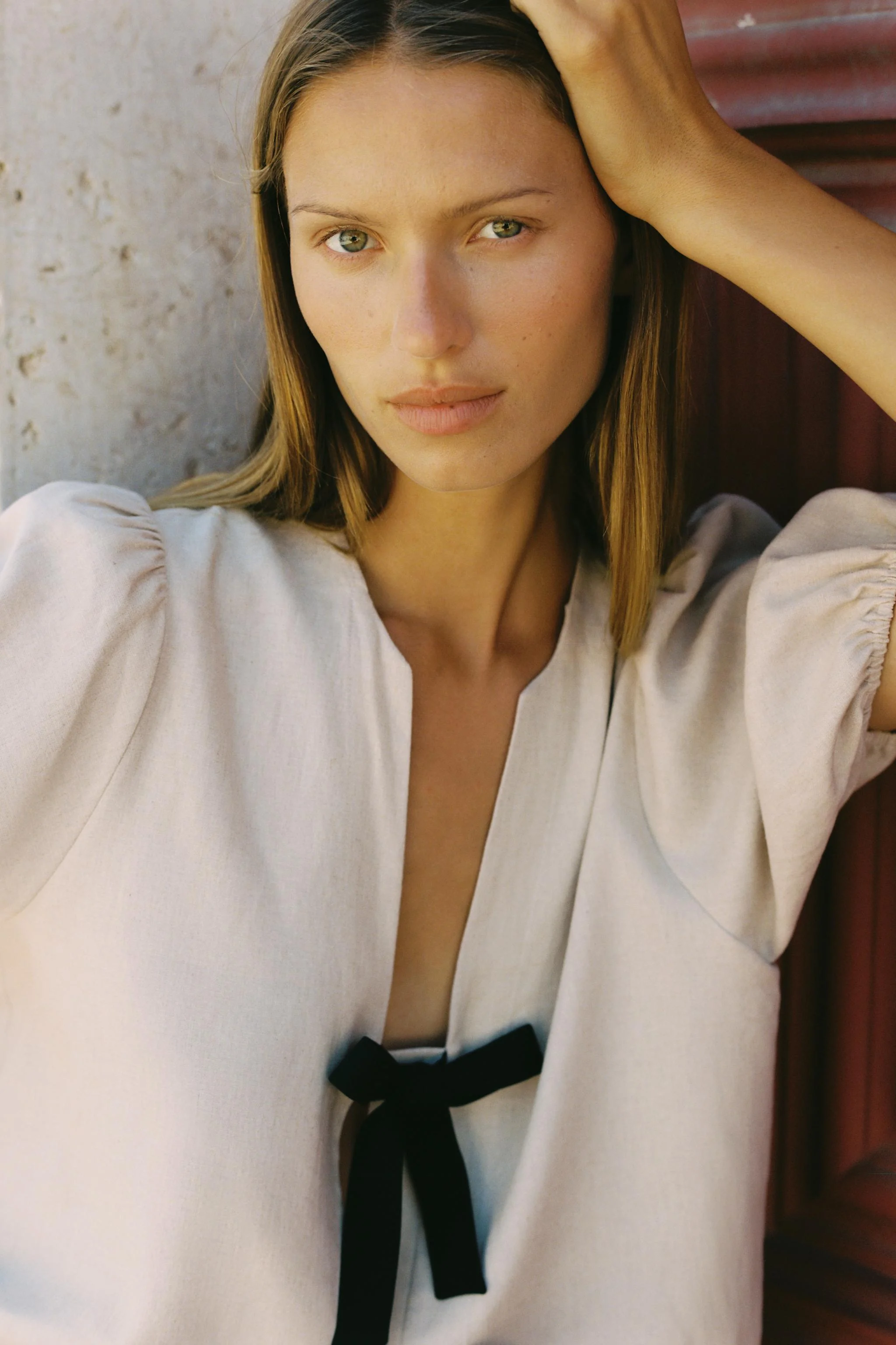 بلوز با ترکیب پارچه لینن. یقه گرد با برش هفت و آستین کوتاه پفی با لبه کشی. دارای گره در قسمت جلوی بلوز.