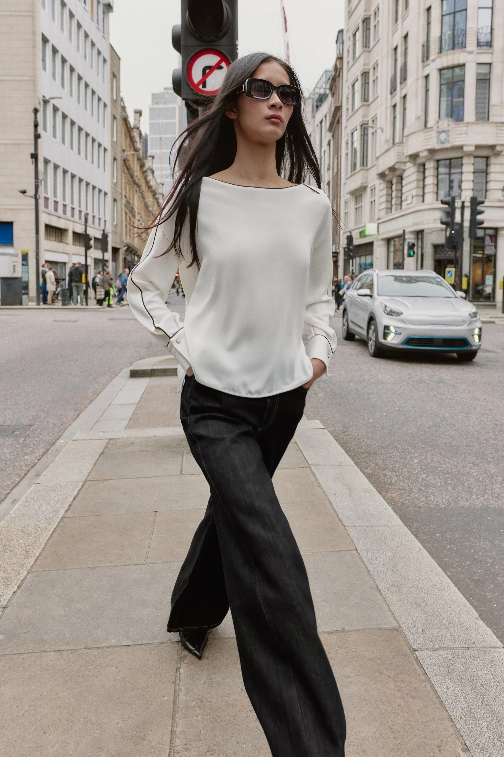 بلوز کرپ با لبه های تزئینی