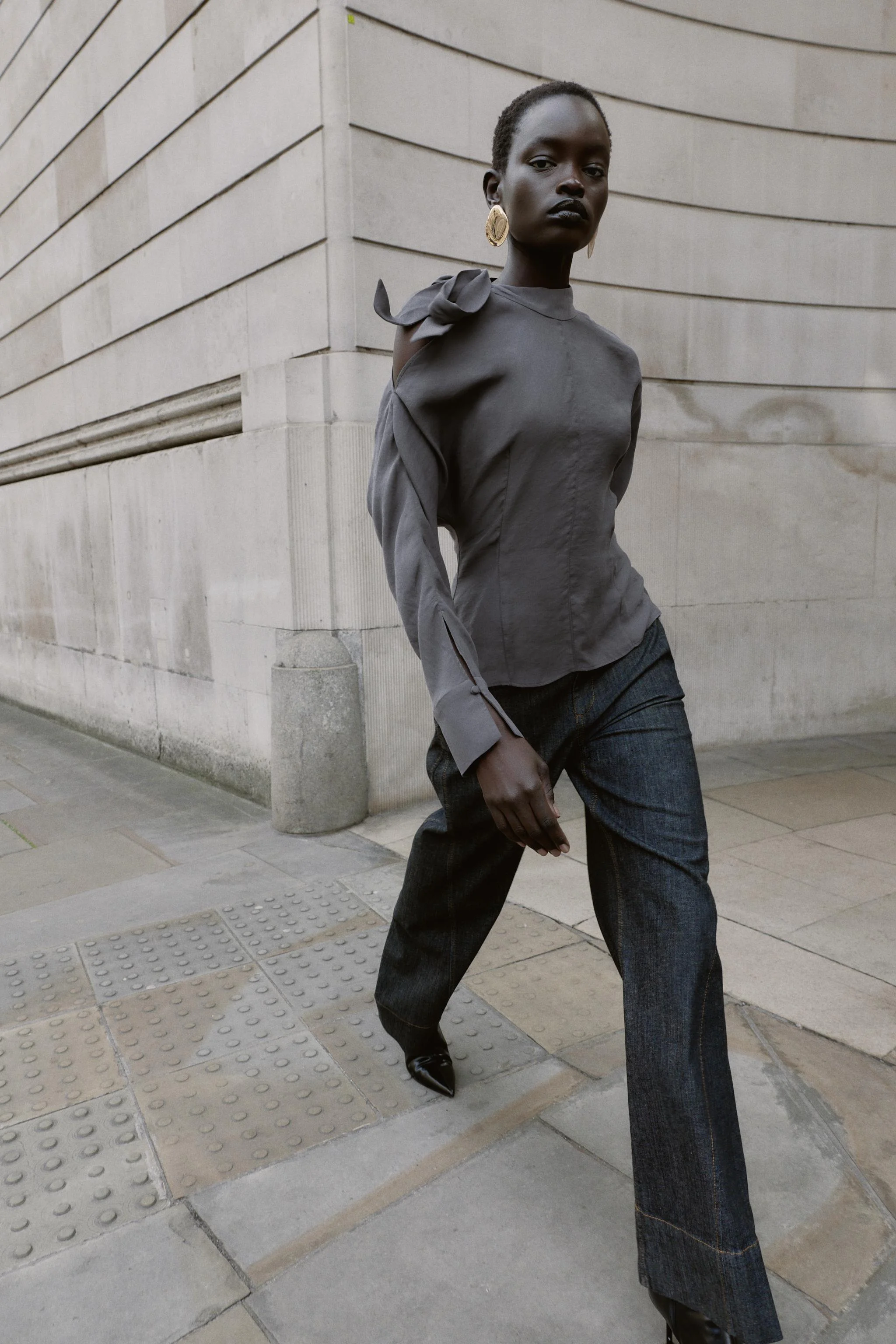 بلوز یقه ایستاده آستین بلند با تزئین پاپیون و برش روی شانه