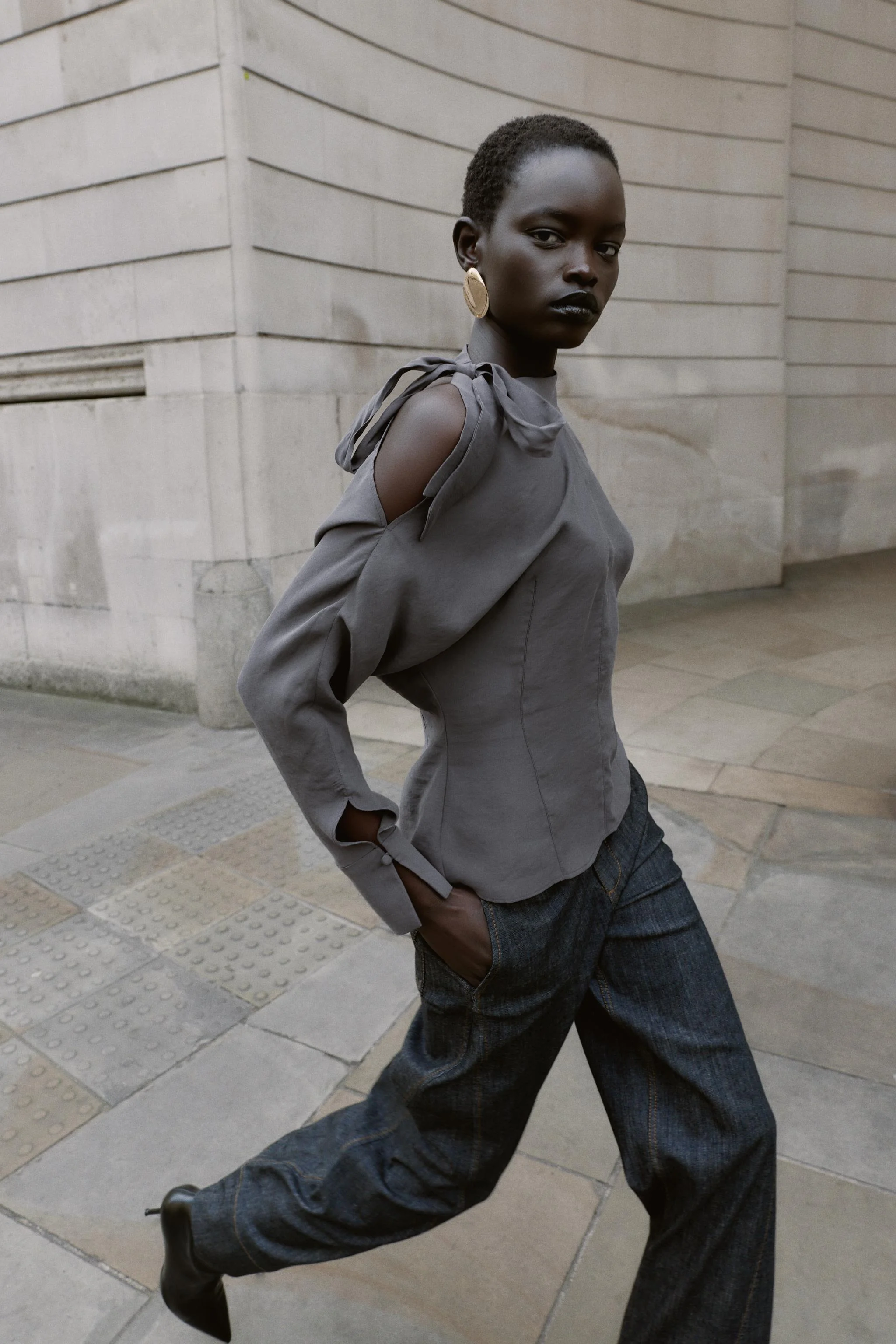 بلوز یقه ایستاده آستین بلند با تزئین پاپیون و برش روی شانه