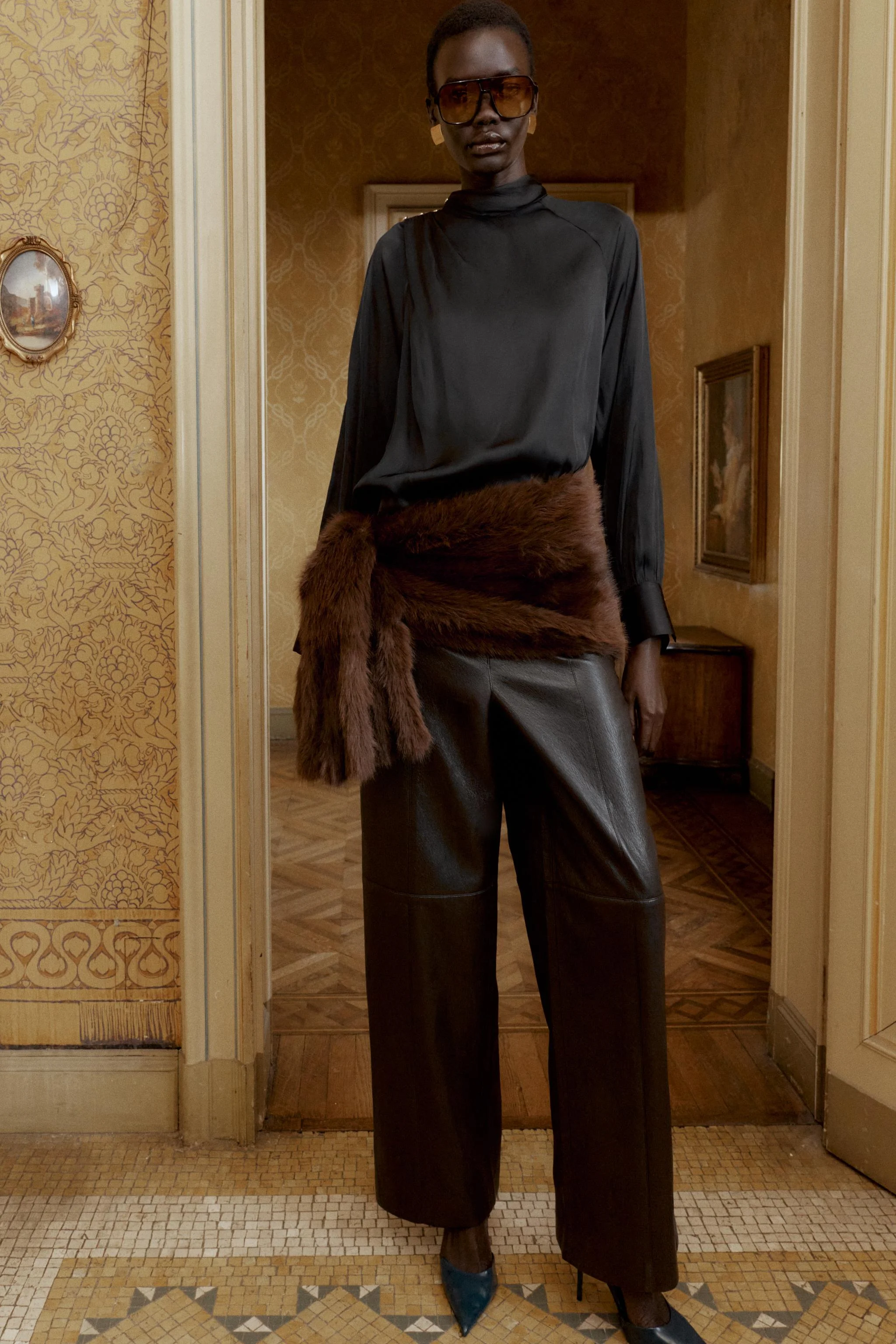 بلوز ساتن با دکمه های سرشانه