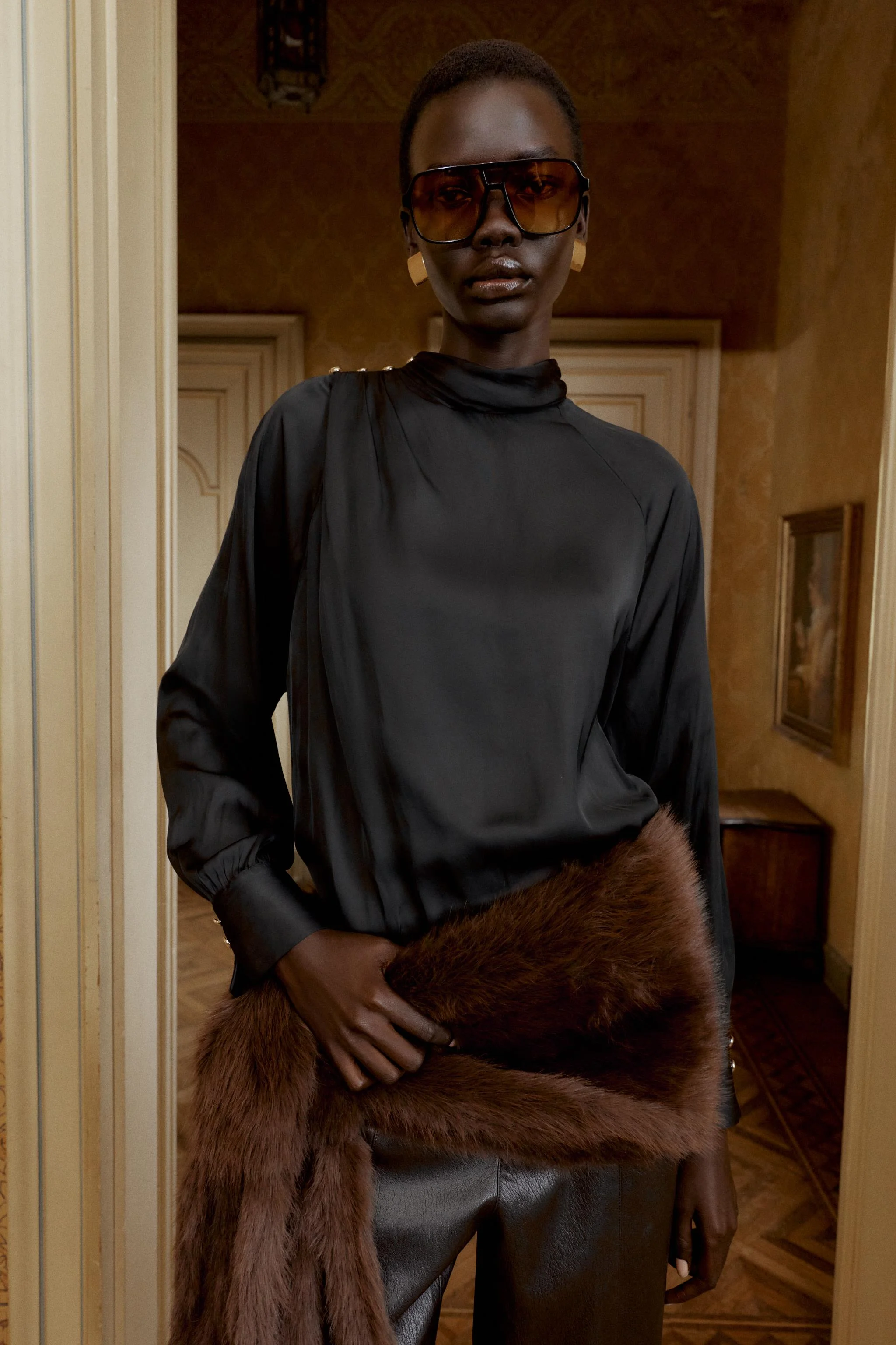 بلوز ساتن با دکمه های سرشانه