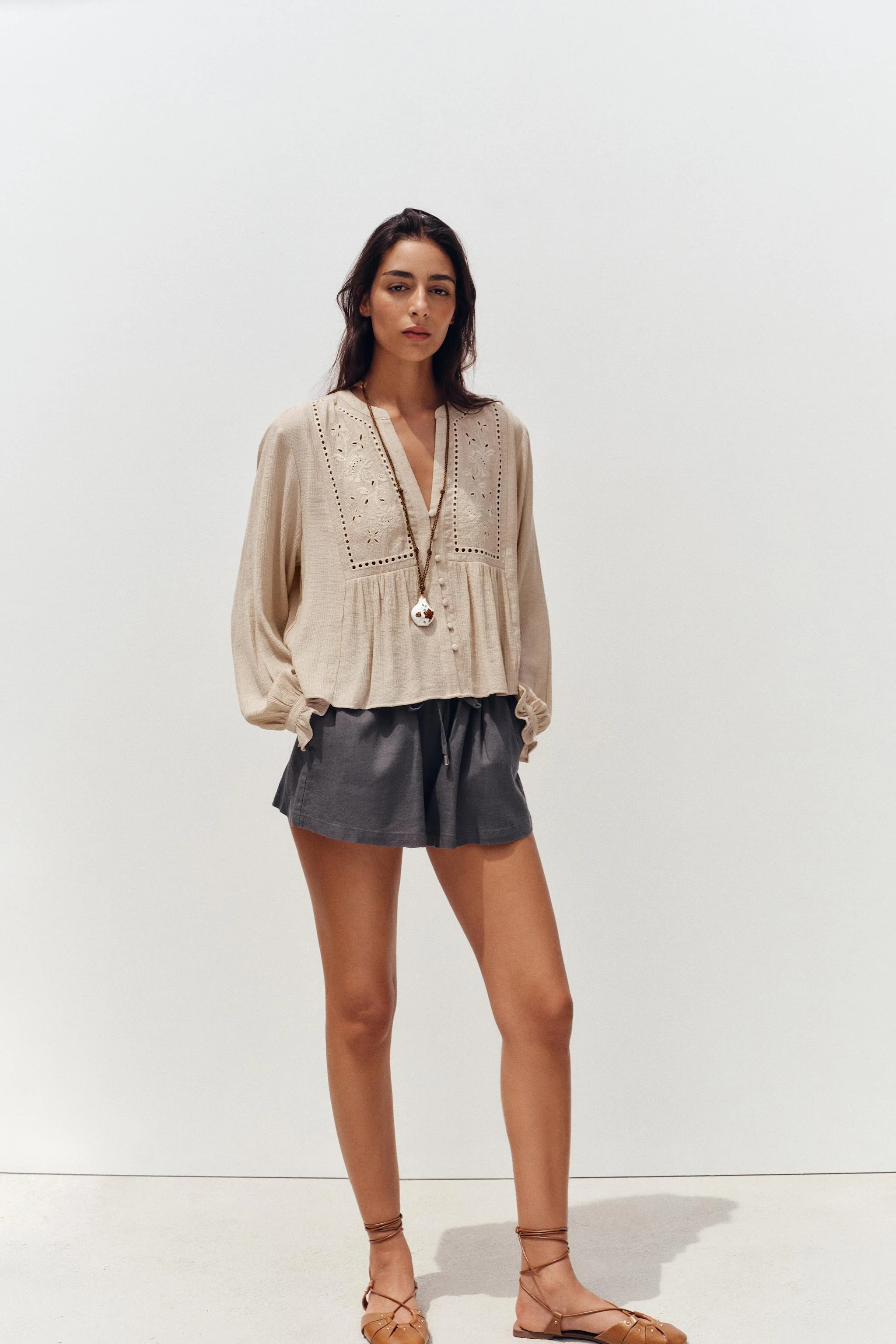 بلوز کوتاه با گلدوزی برش‌کاری شده