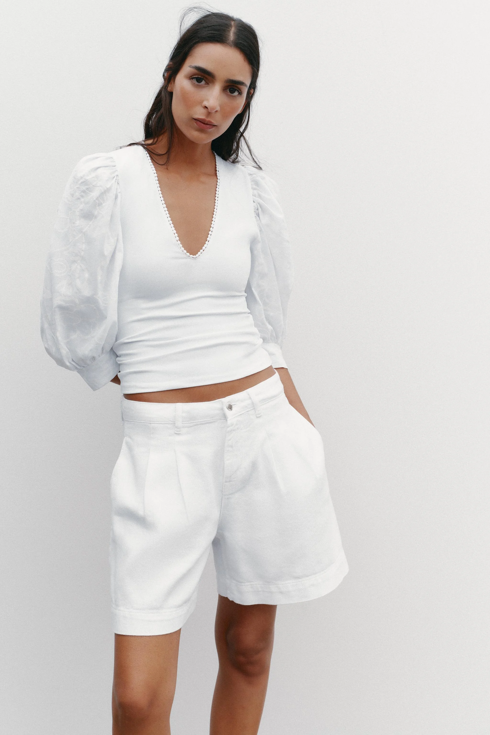 بلوز آستین پفی با گلدوزی گل بلوز آستین پفی با گلدوزی گل