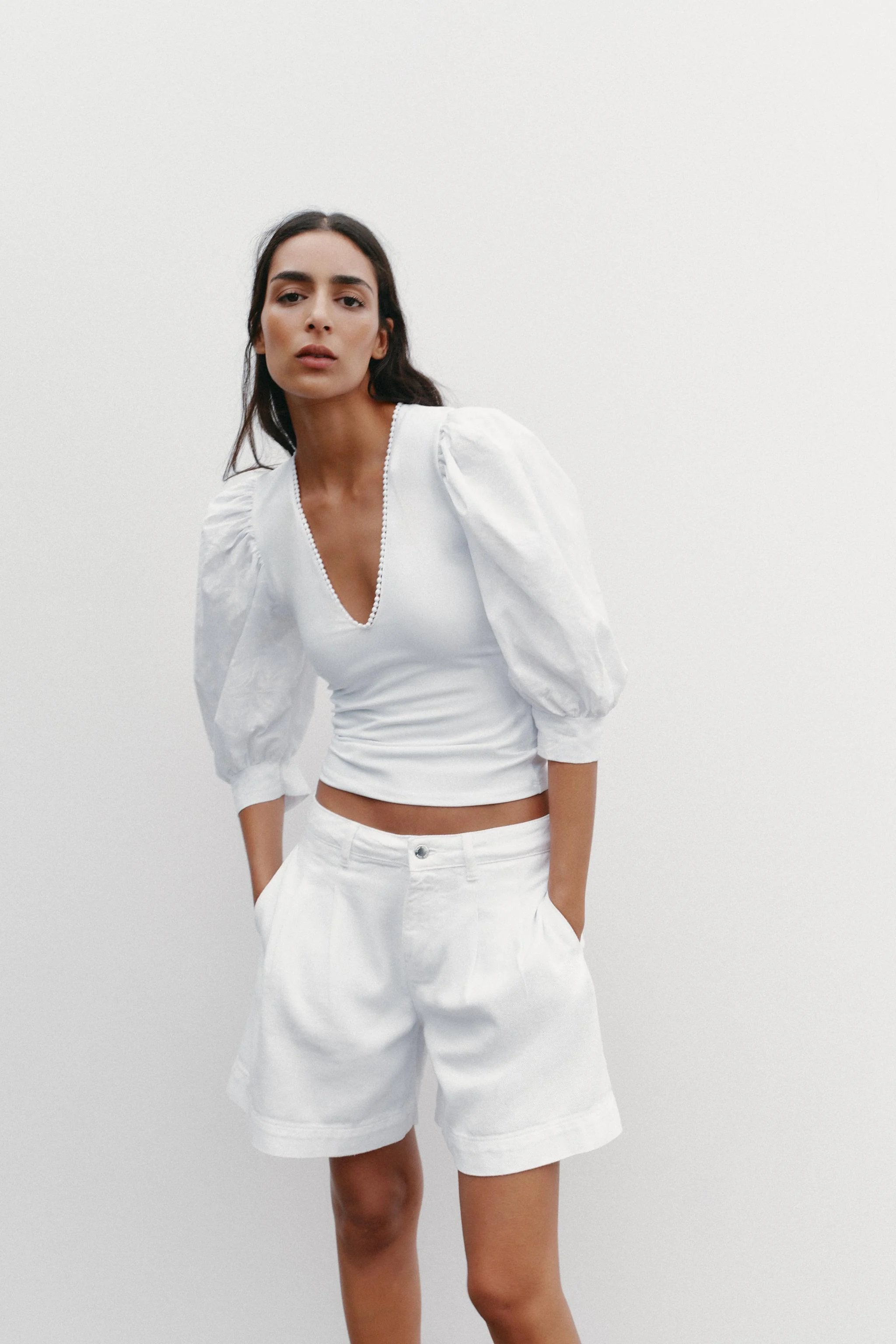 بلوز آستین پفی با گلدوزی گل بلوز آستین پفی با گلدوزی گل