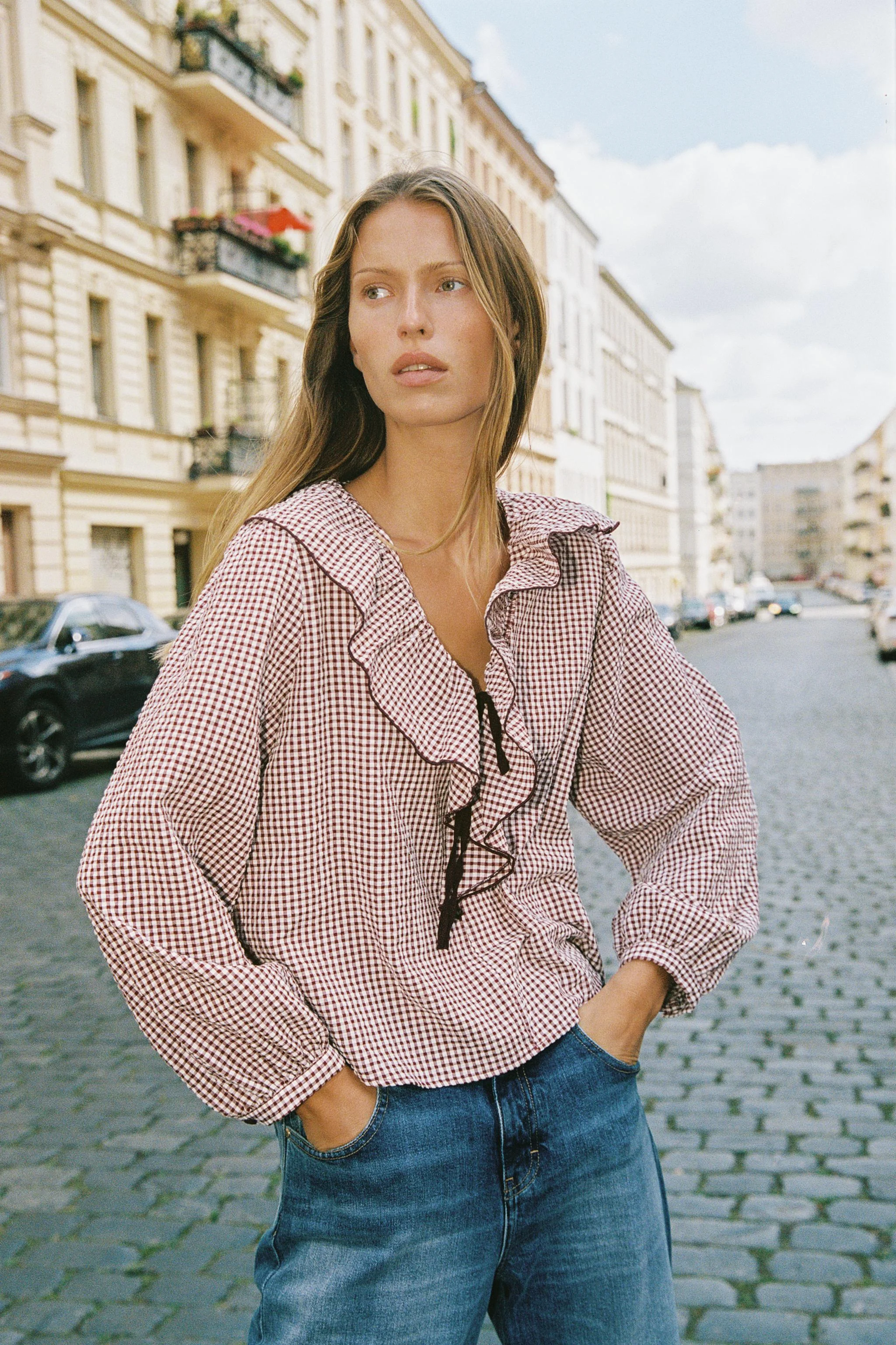 بلوز طرح دار با حاشیه چین دار بلوز طرح دار با حاشیه چین دار